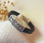 Bracelet cuir noir tressé pour homme avec plaque métallique croix gravée