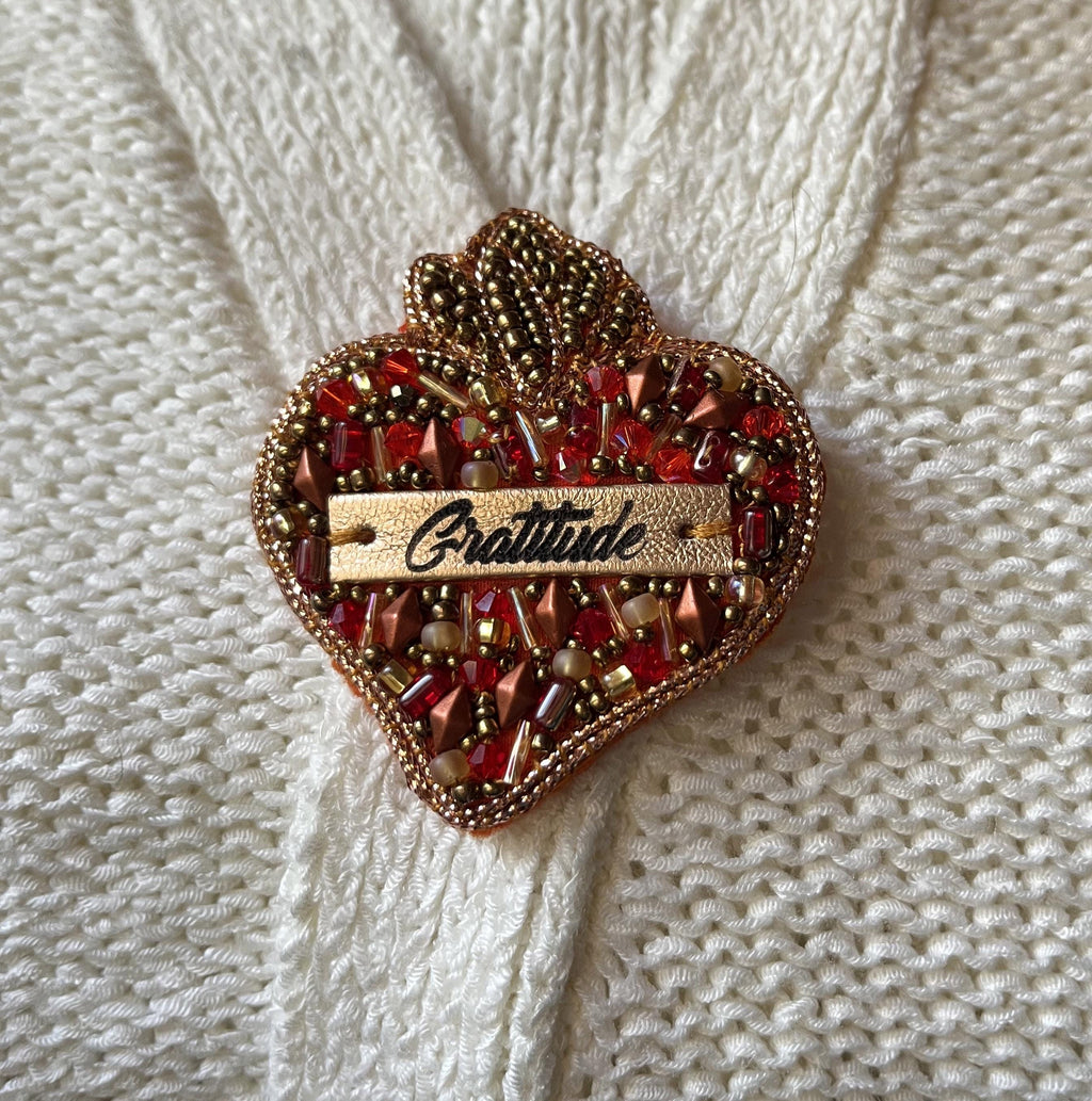 Broche ex voto Sacré Coeur en perles au message en cuir gravé Gratitude