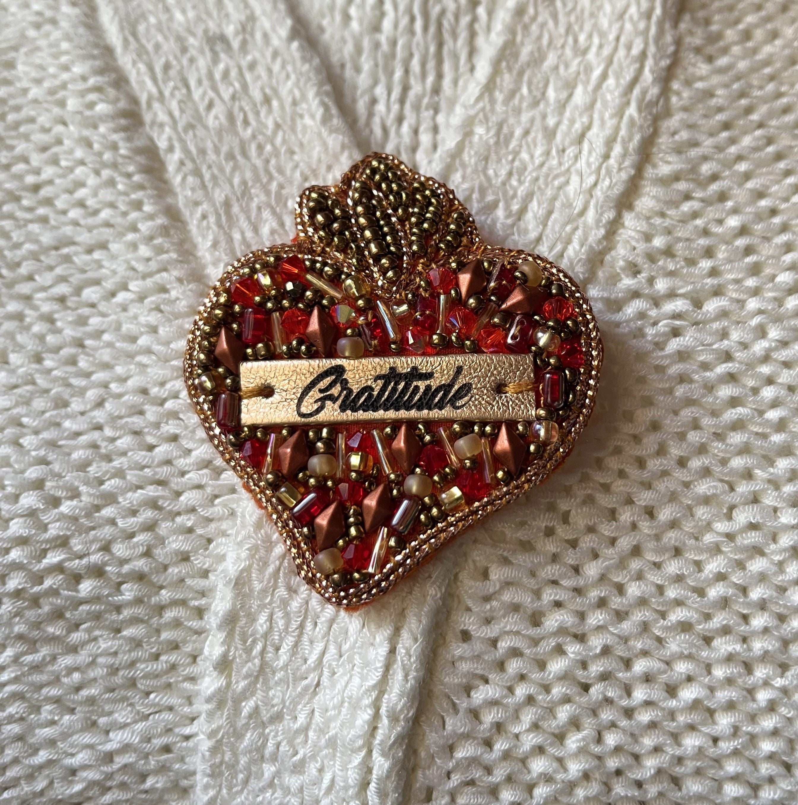 Broche ex voto Sacré Coeur en perles au message en cuir gravé Gratitude