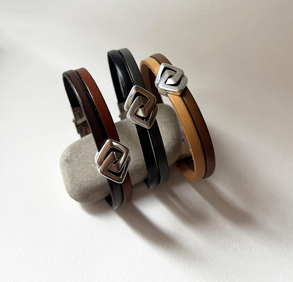 Bracelet double cuir décoré d'un poussoir argenté aux 2 losanges entrelacés