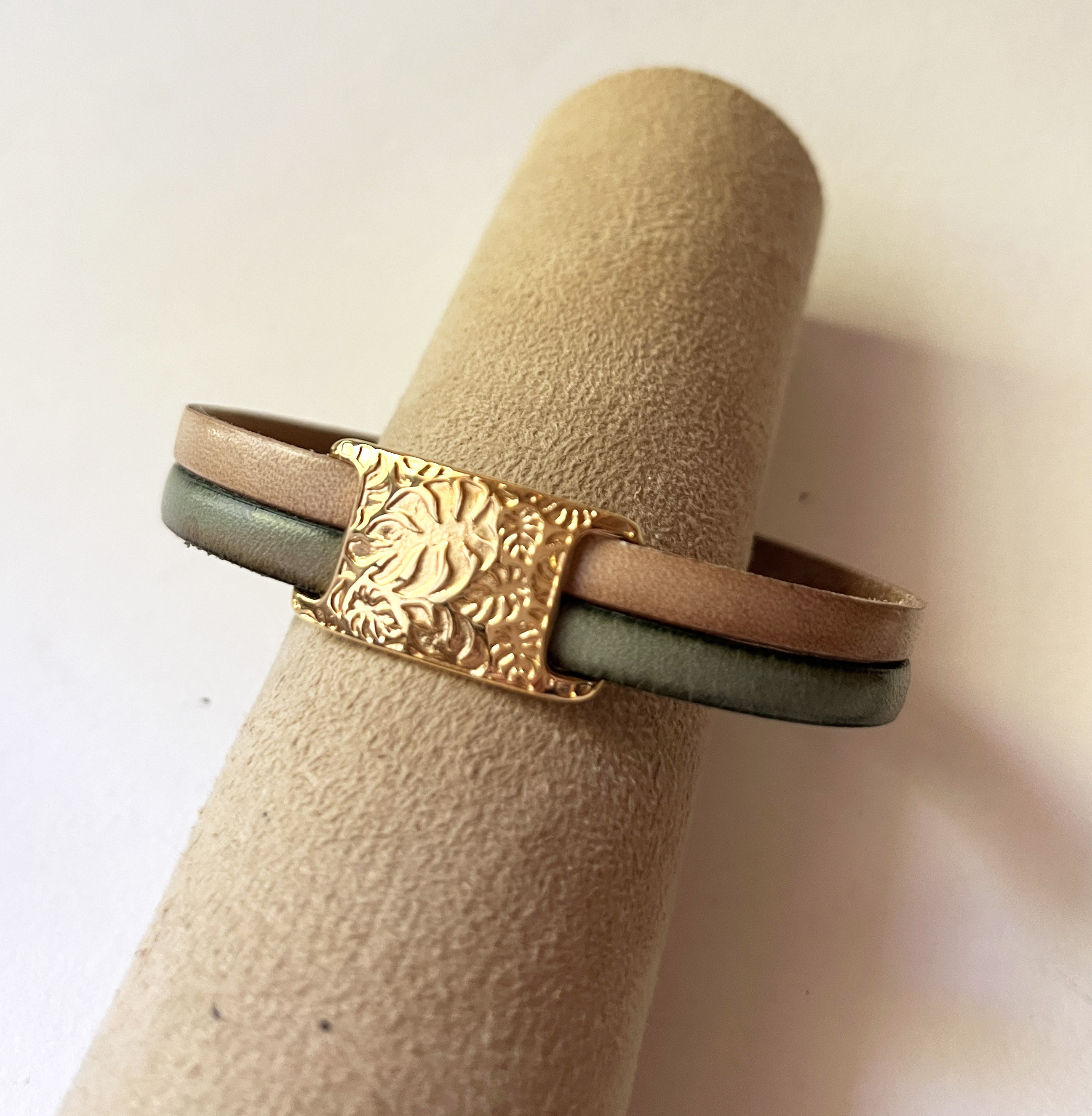 Bracelet deux cuirs plaque dorée avec feuiles à personnaliser
