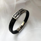 Bracelet cuir noir tressé pour homme avec plaque métallique croix gravée