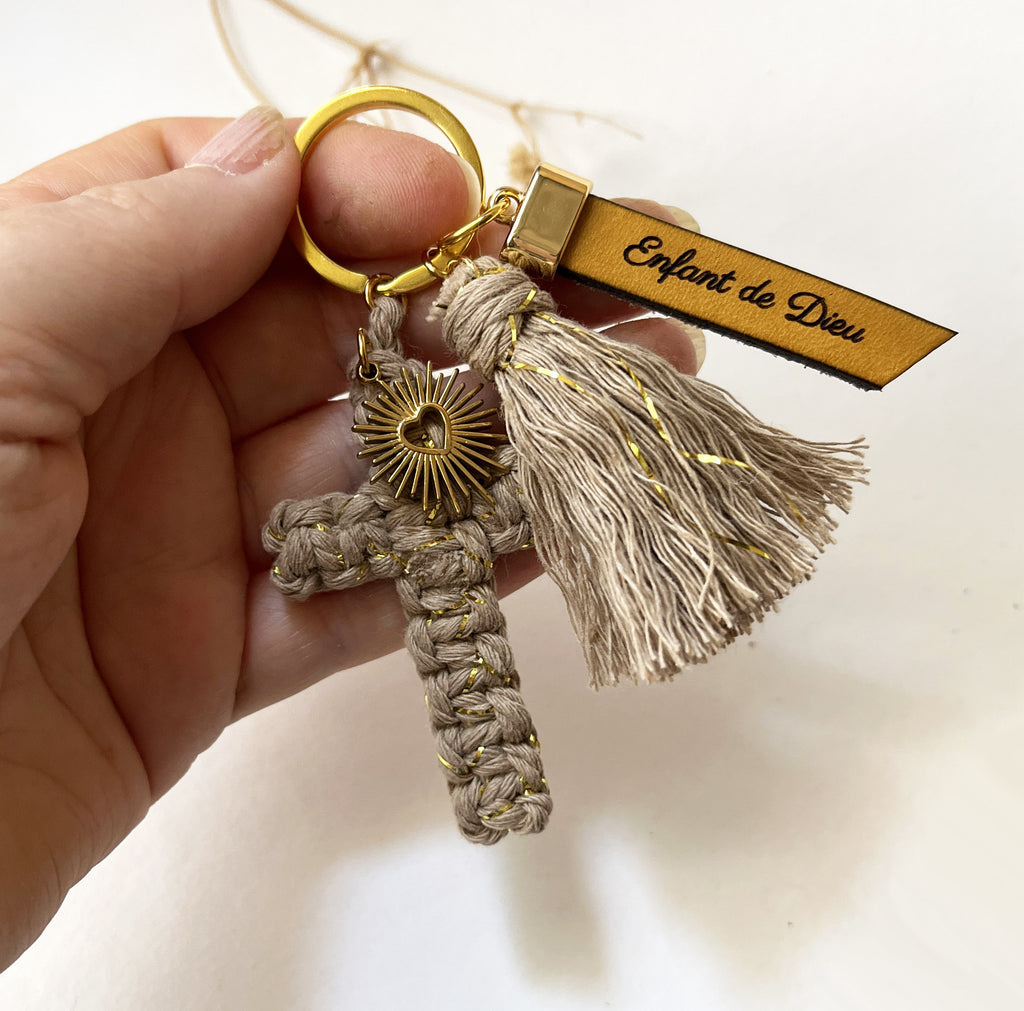 Bijou de sac Croix chrétienne beige en macramé avec phrase gravée