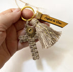 Bijou de sac Croix chrétienne beige en macramé avec phrase gravée
