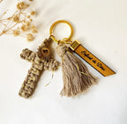 Bijou de sac Croix chrétienne beige en macramé avec phrase gravée