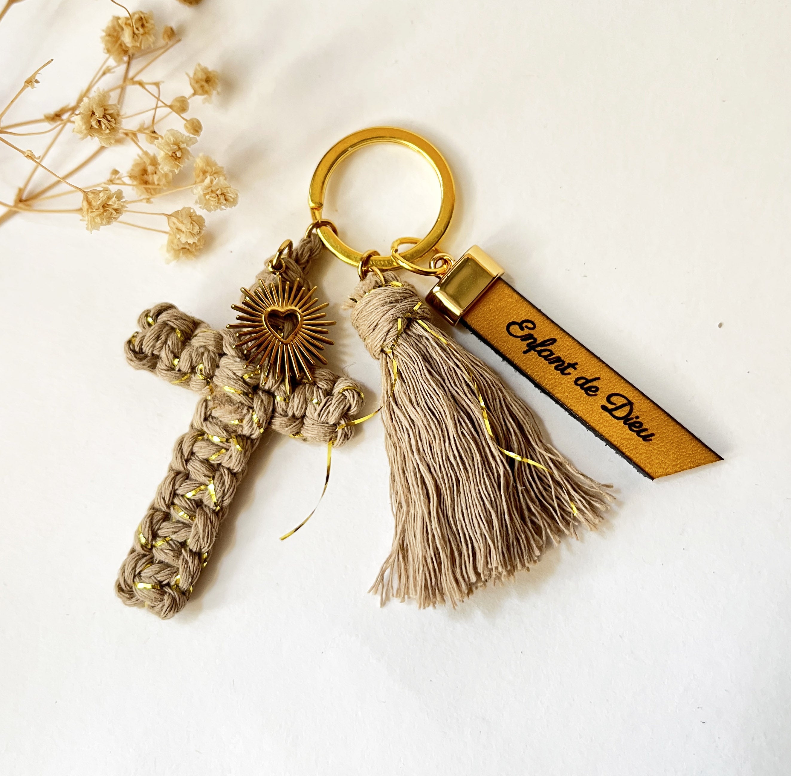 Bijou de sac Croix chrétienne beige en macramé avec phrase gravée