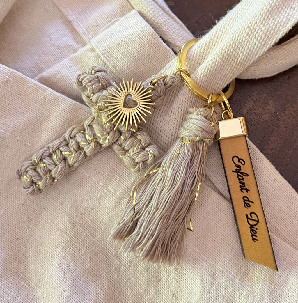 Bijou de sac Croix chrétienne beige en macramé avec phrase gravée