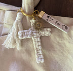 Bijou de sac doré Croix blanche en macramé avec phrase gravée