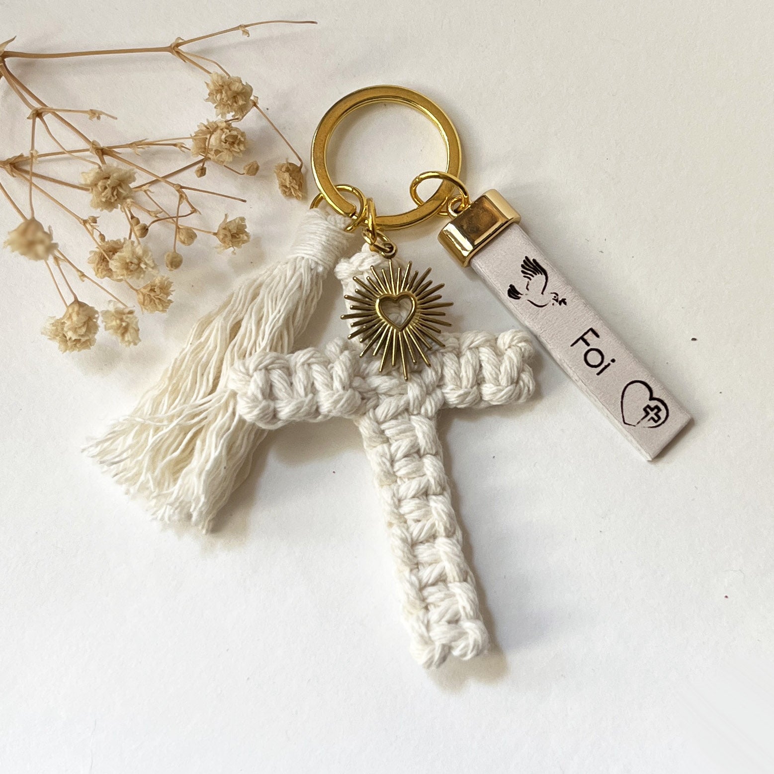 Bijou de sac doré Croix blanche en macramé avec phrase gravée
