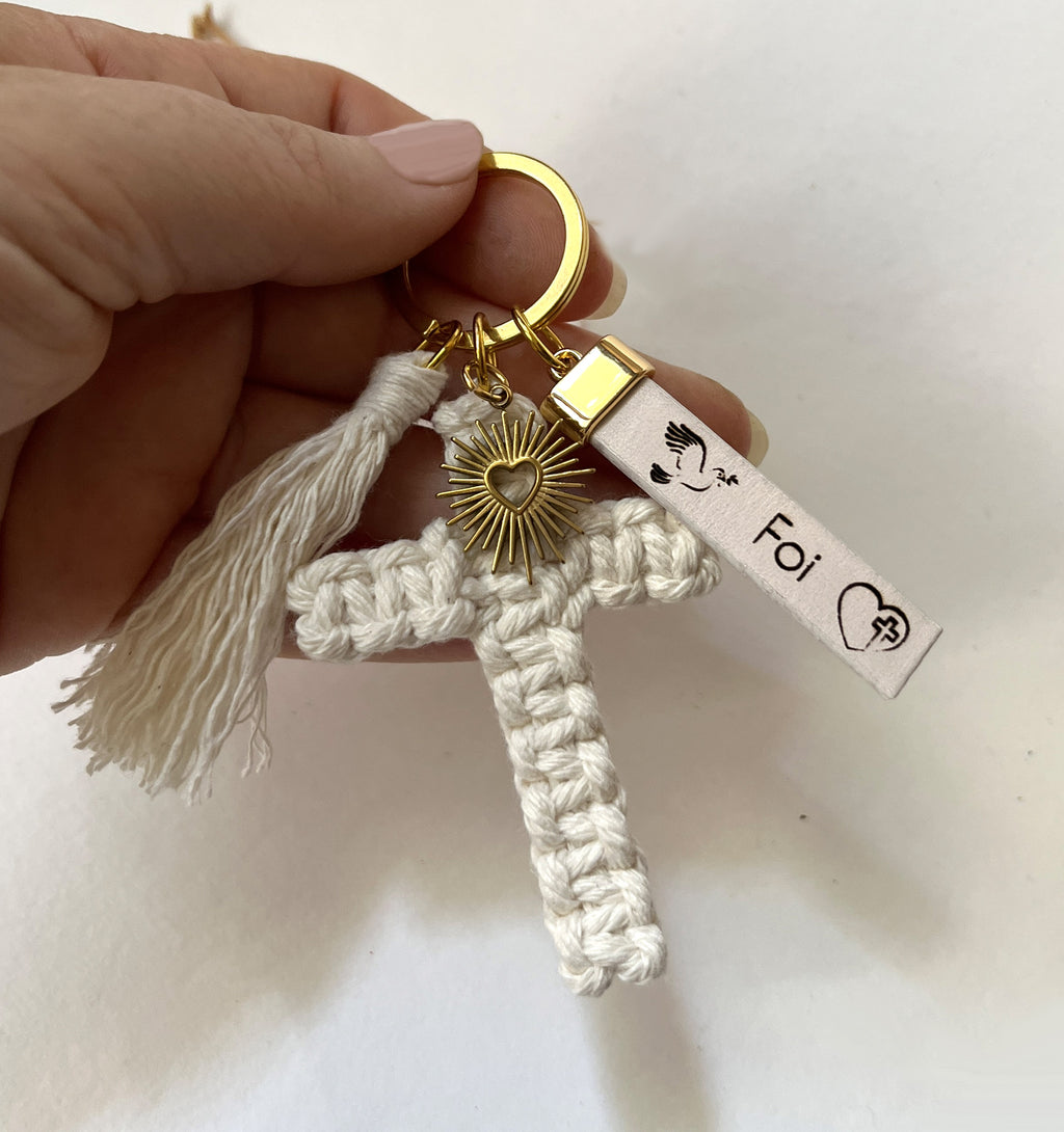 Bijou de sac doré Croix blanche en macramé avec phrase gravée