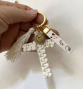 Bijou de sac doré Croix blanche en macramé avec phrase gravée