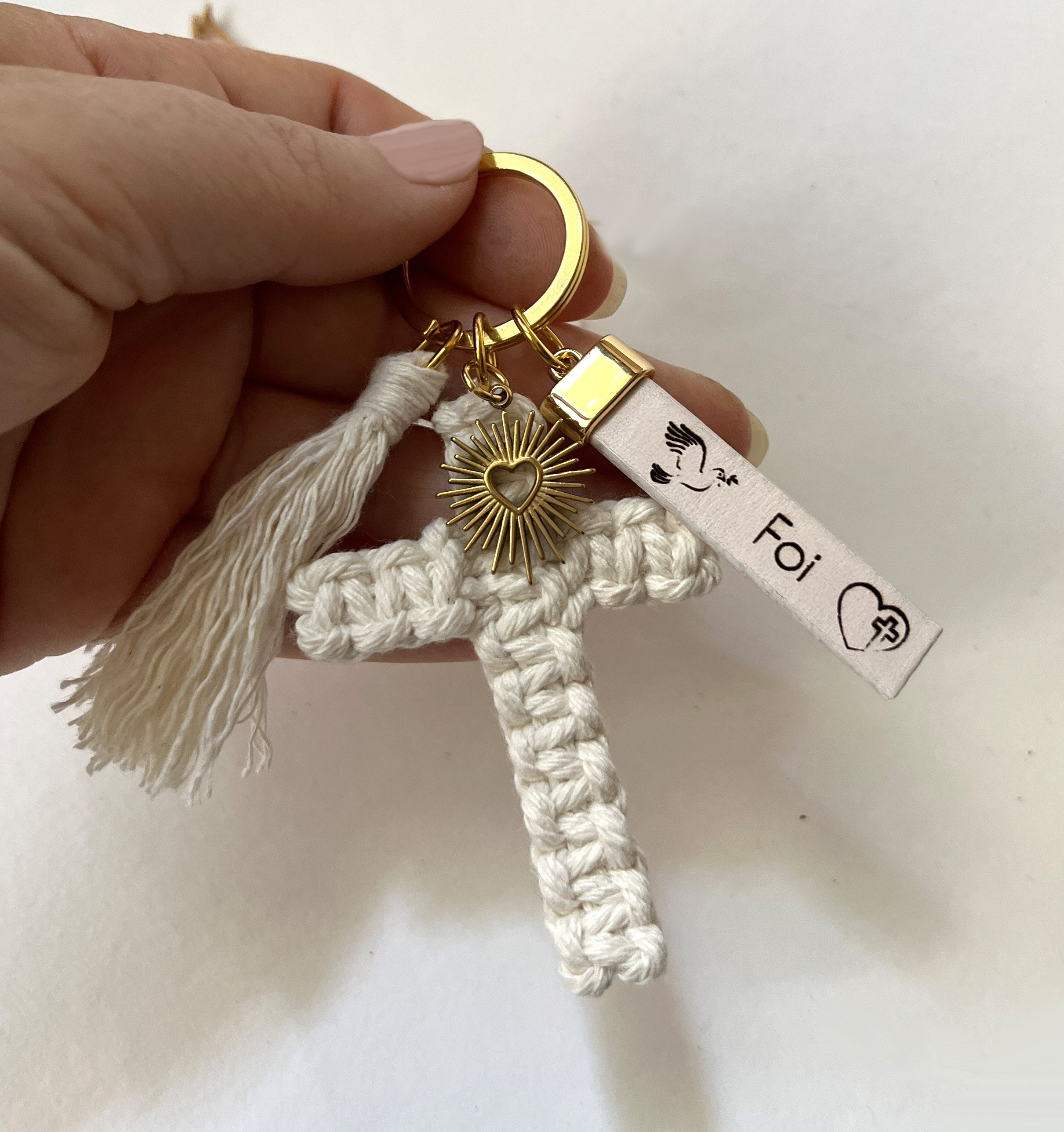 Bijou de sac doré Croix blanche en macramé avec phrase gravée