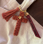 Bijou de sac doré Croix Terracotta en macramé avec phrase gravée