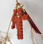 Bijou de sac doré Croix Terracotta en macramé avec phrase gravée