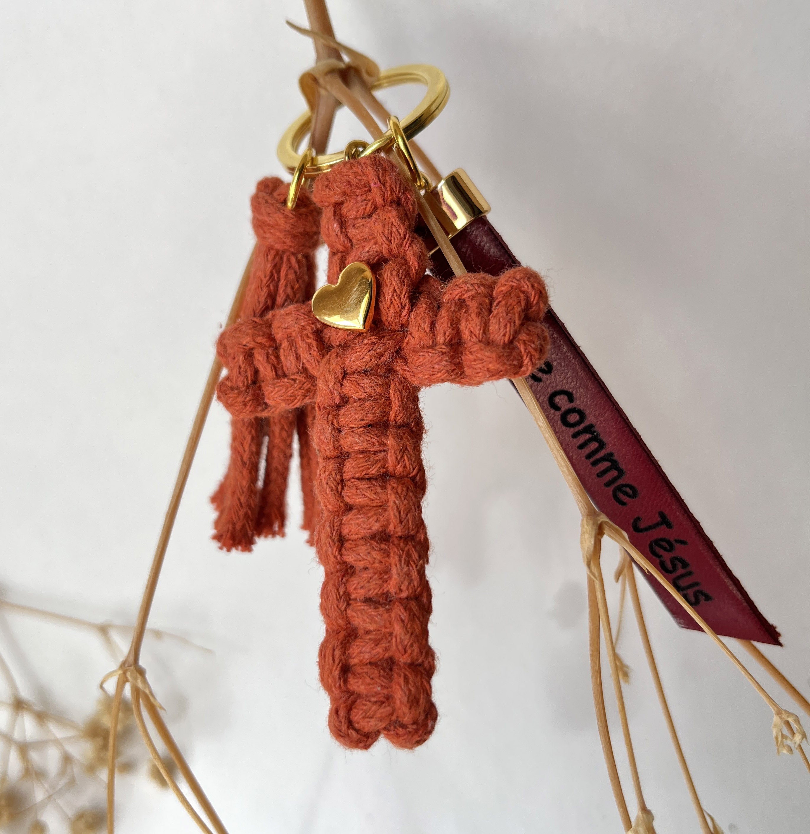 Bijou de sac doré Croix Terracotta en macramé avec phrase gravée