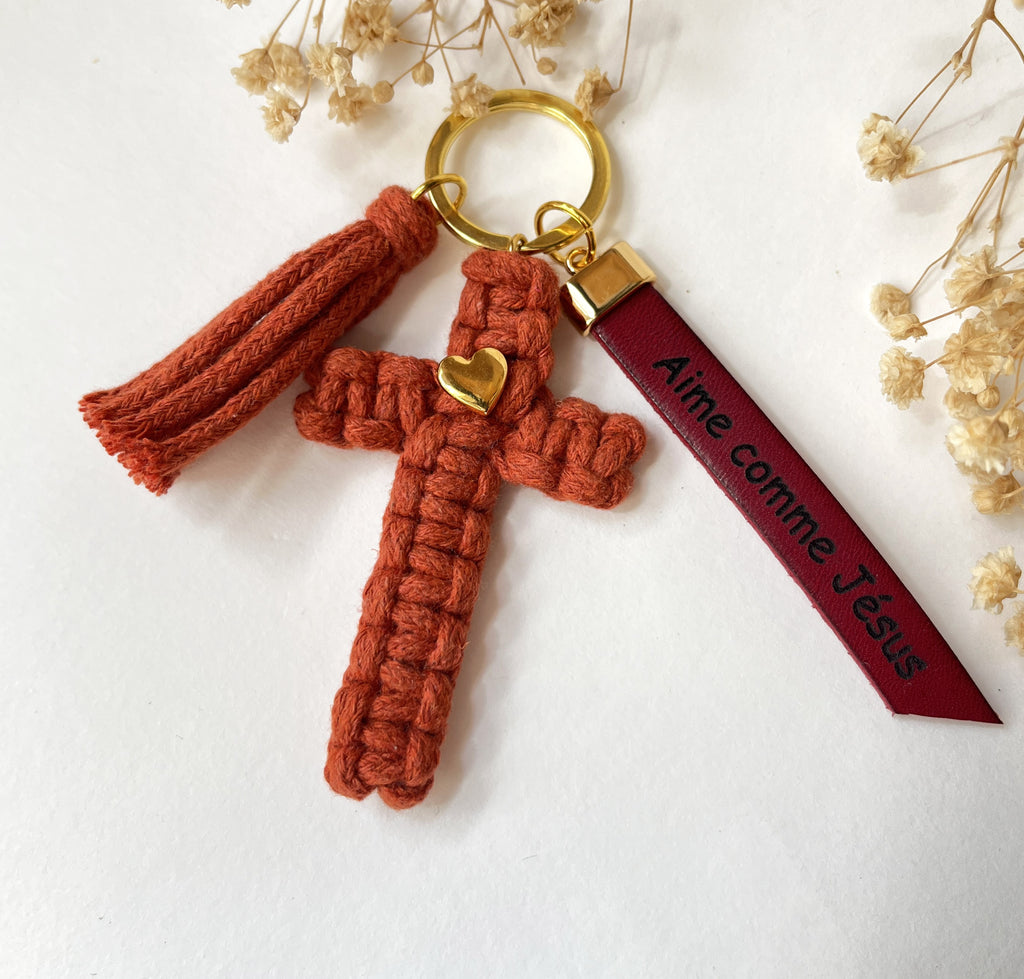 Bijou de sac doré Croix Terracotta en macramé avec phrase gravée