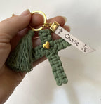 Bijou de sac doré Croix Verte en macramé avec phrase gravée