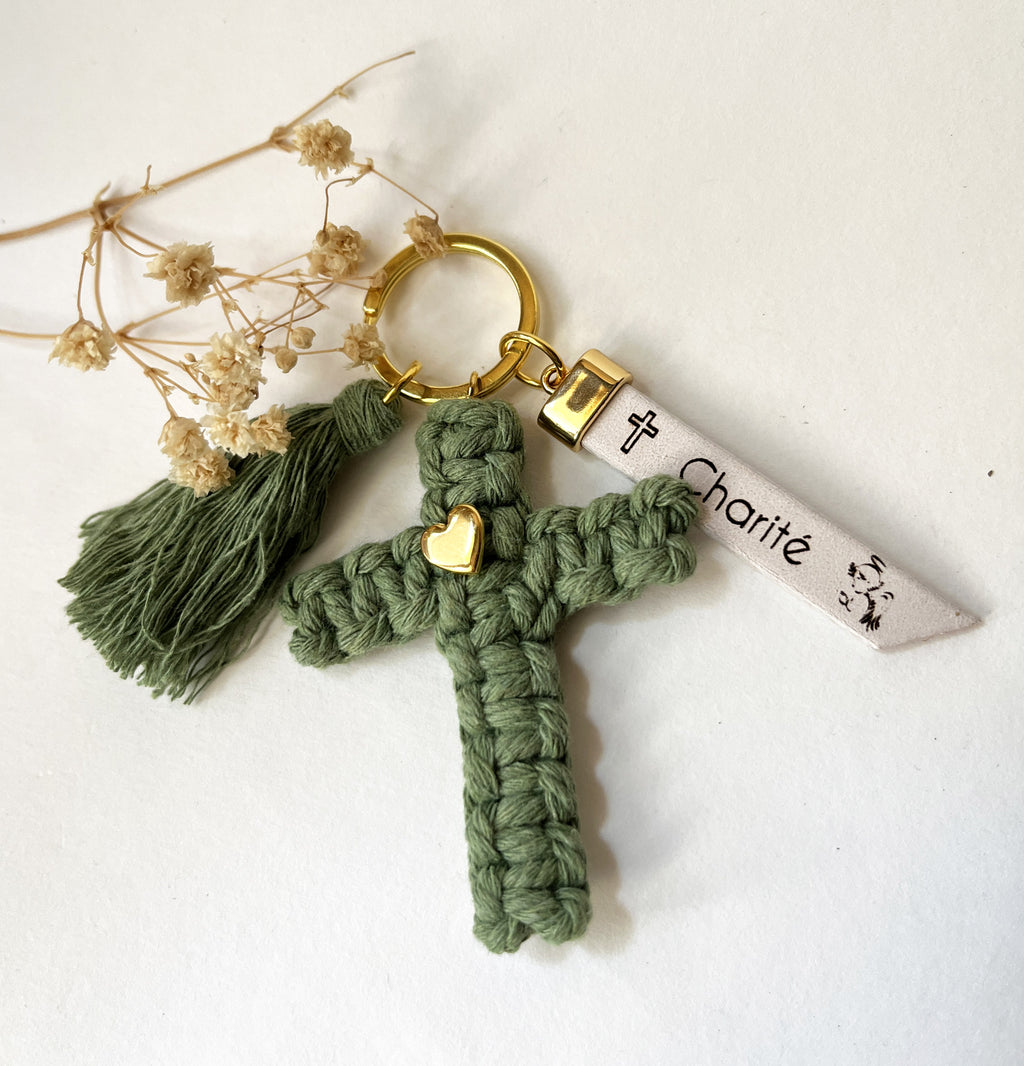 Bijou de sac doré Croix Verte en macramé avec phrase gravée