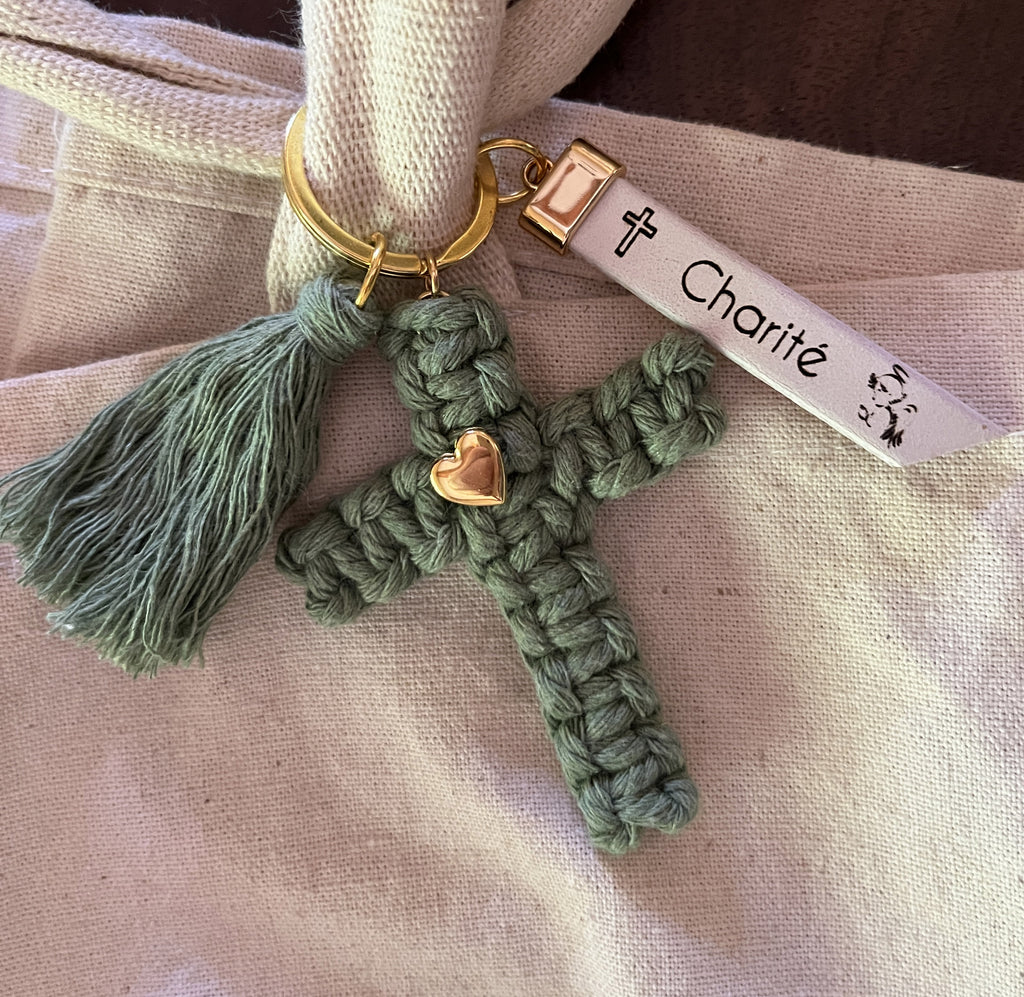 Bijou de sac doré Croix Verte en macramé avec phrase gravée