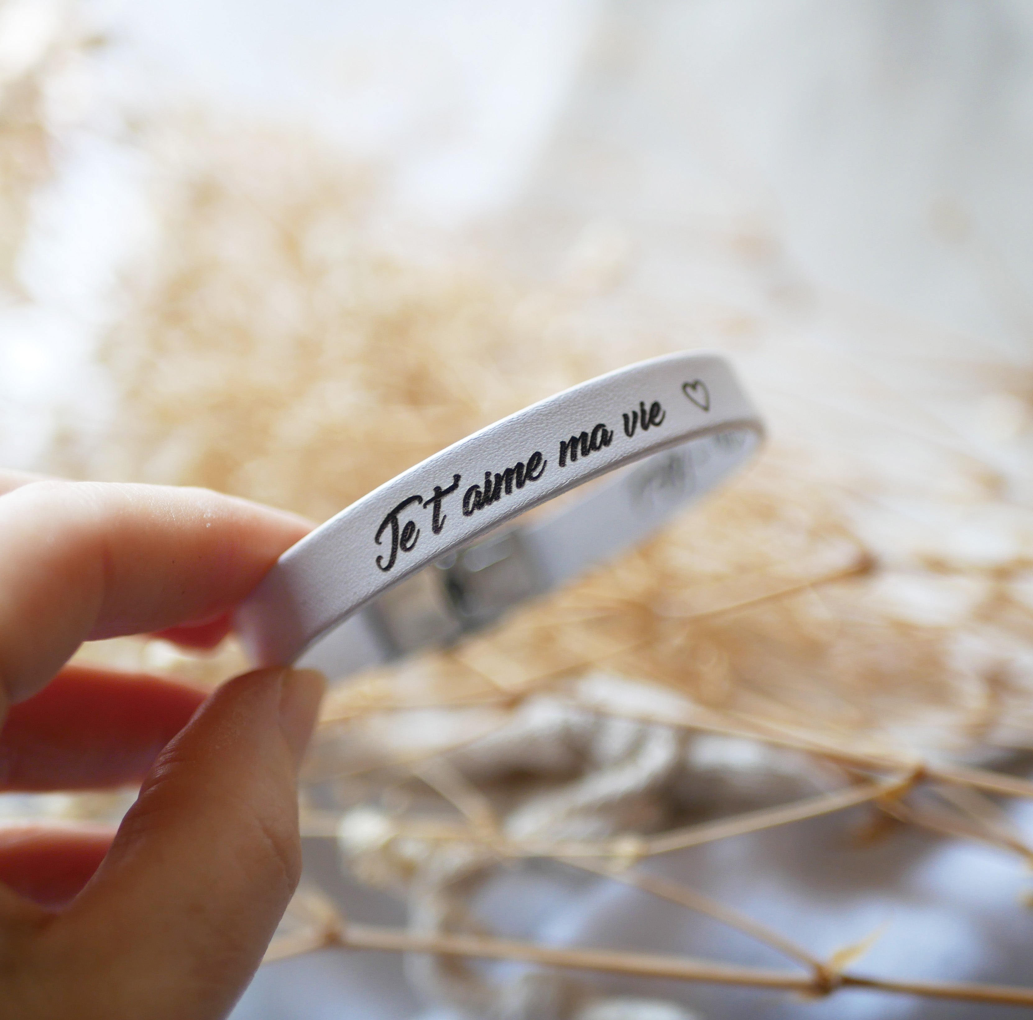 bracelet cuir blanc gravé pour femme