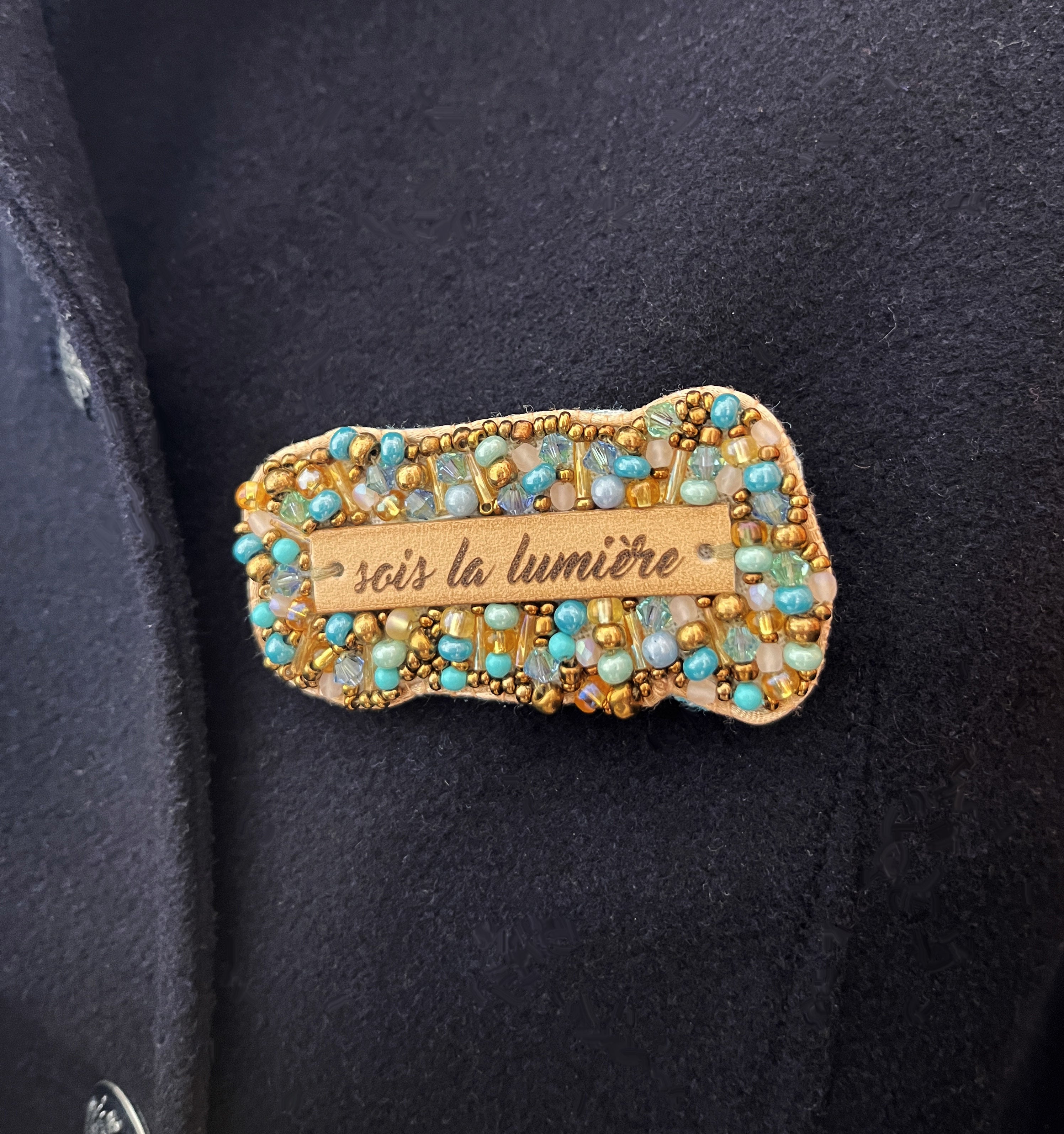 broche femme aux perles brodées cadeau fête des mères
