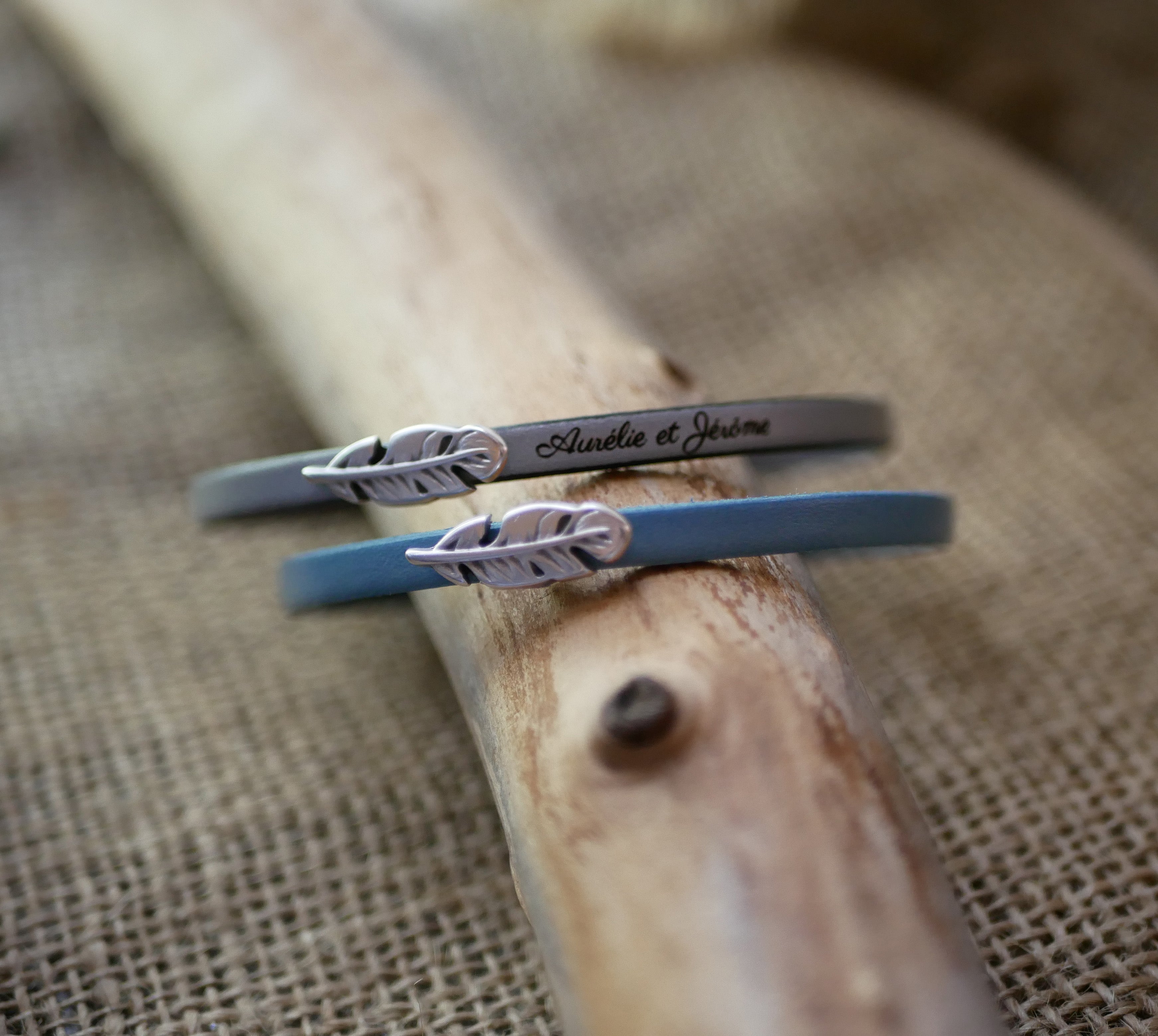 Bracelet cuir fin avec breloque argentée au choix à graver de parole biblique