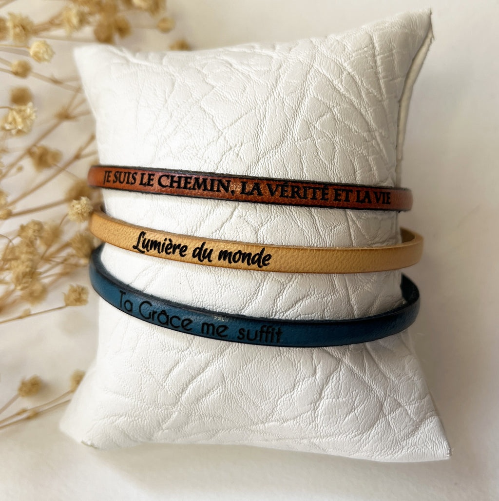 Lot de 5 bracelets en cuirs fins gravés de paroles bibliques