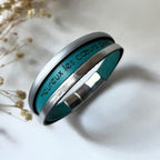 manchette multi-cuirs argent et bleu turquoise gravé verset biblique pour femme et homme