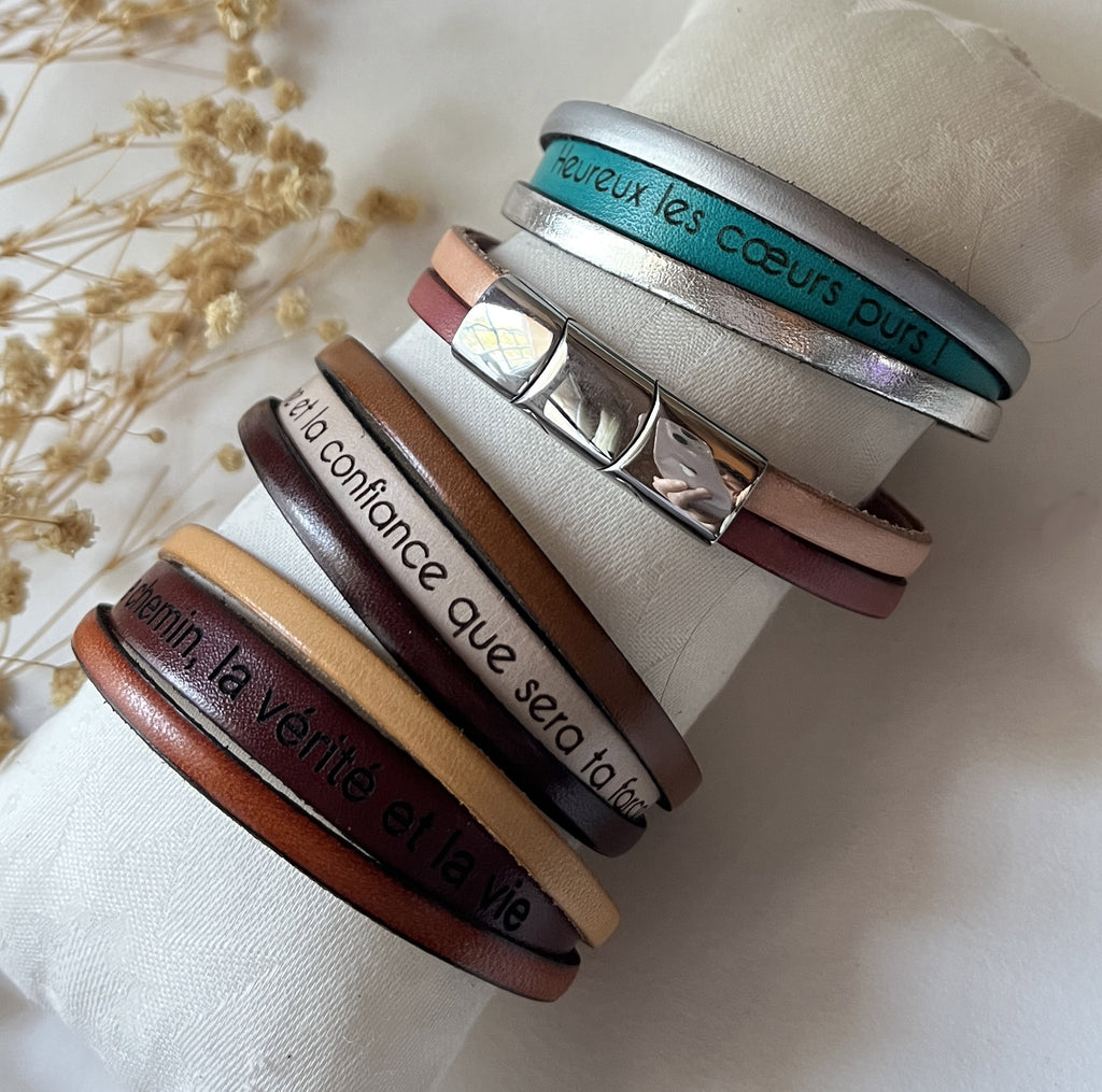 Lot de 4 bracelets manchettes Cache-cache multi-rangs messages chrétiens gravés