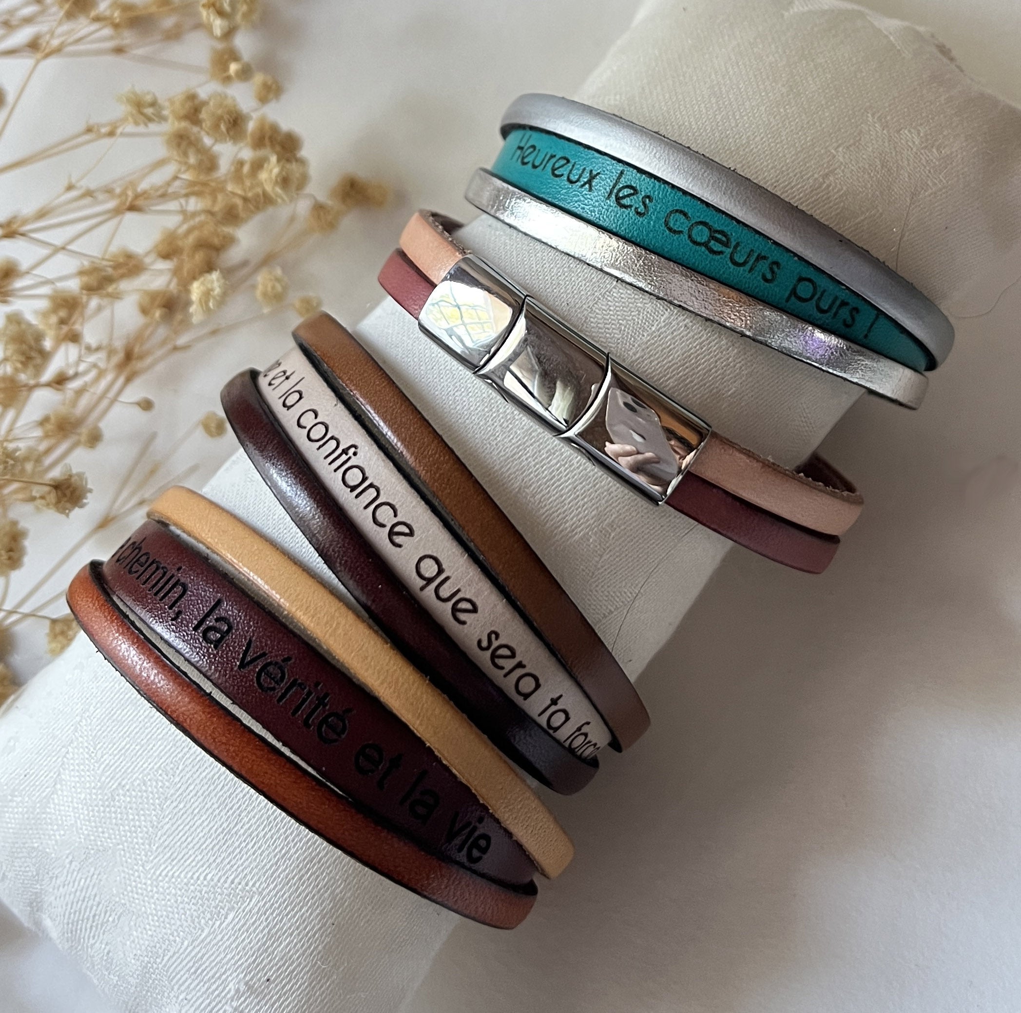 Lot de 4 bracelets manchettes Cache-cache multi-rangs messages chrétiens gravés