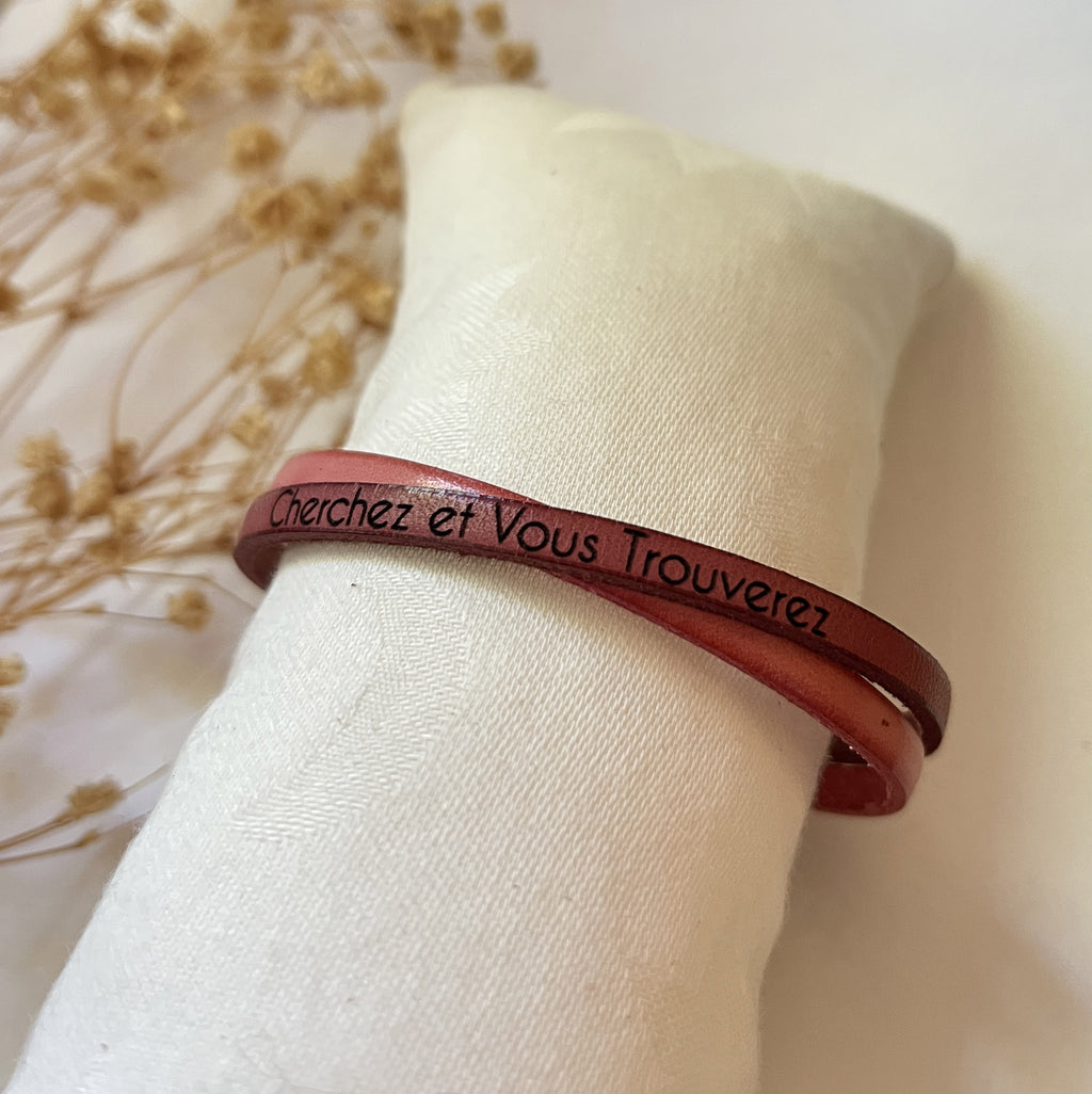 bracelet femme cuir vieux rose gravé de la parole de Jésus Cherchez et vous trouverez