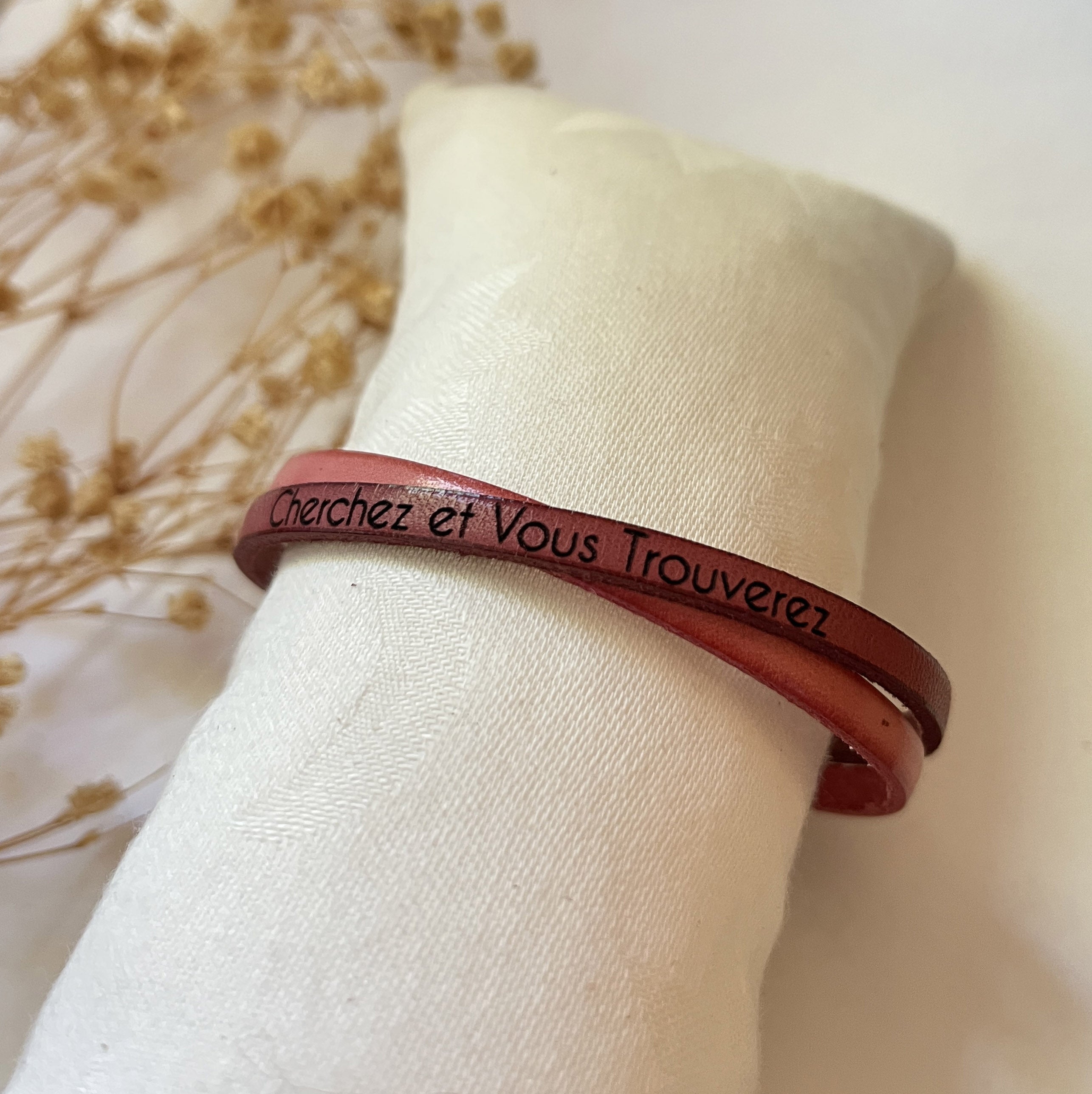 bracelet femme cuir vieux rose gravé de la parole de Jésus Cherchez et vous trouverez