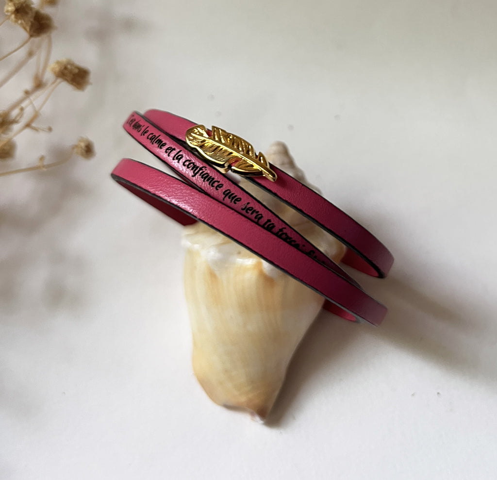bracelet triple cuir pour femme avec charme plume dorée et fermoir ajustable