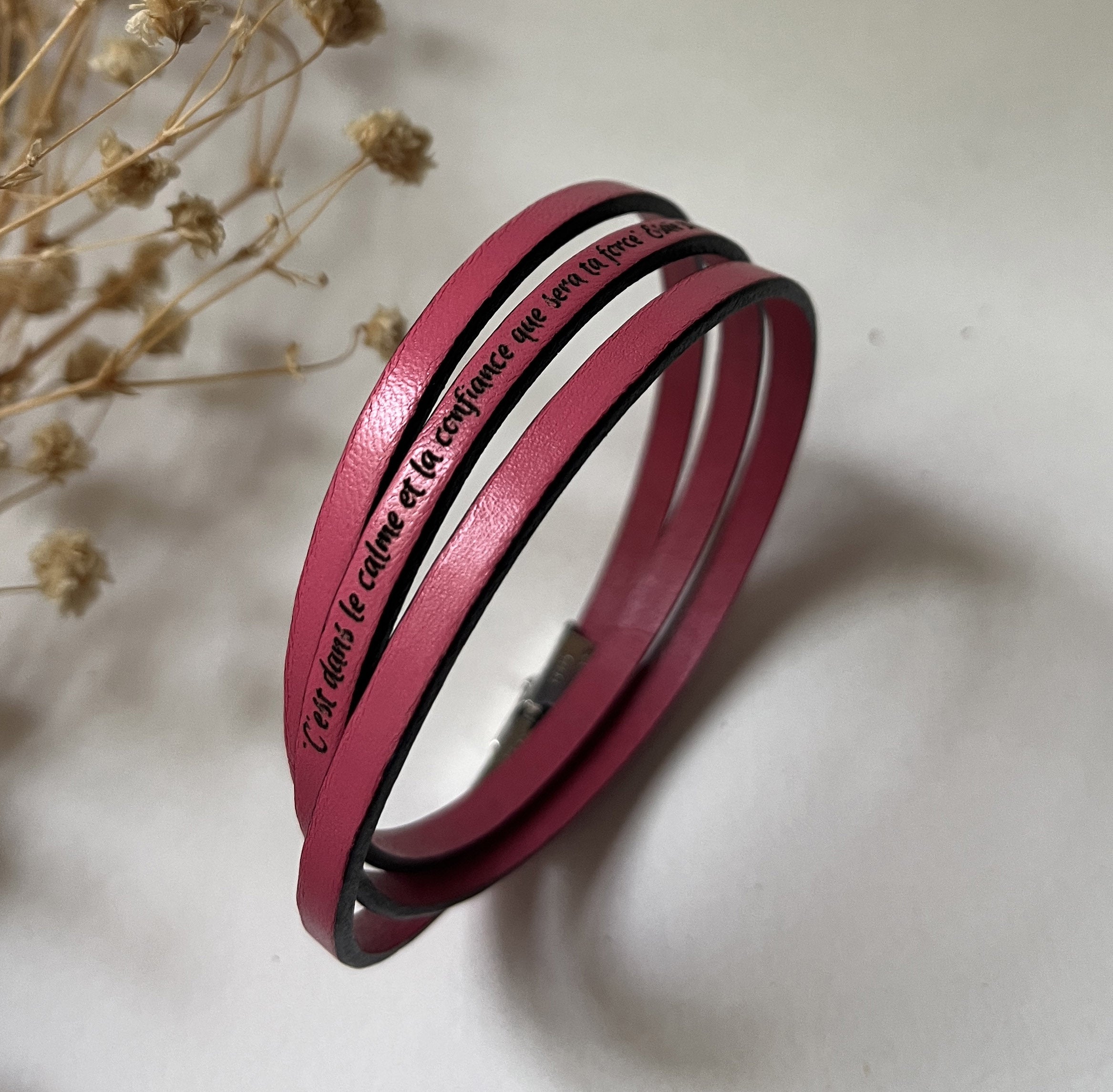 bracelet triple tour cuir rose gravé verset biblique chetien