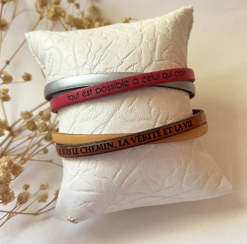 Lot de 5 bracelets en cuirs croisés gravés de paroles bibliques