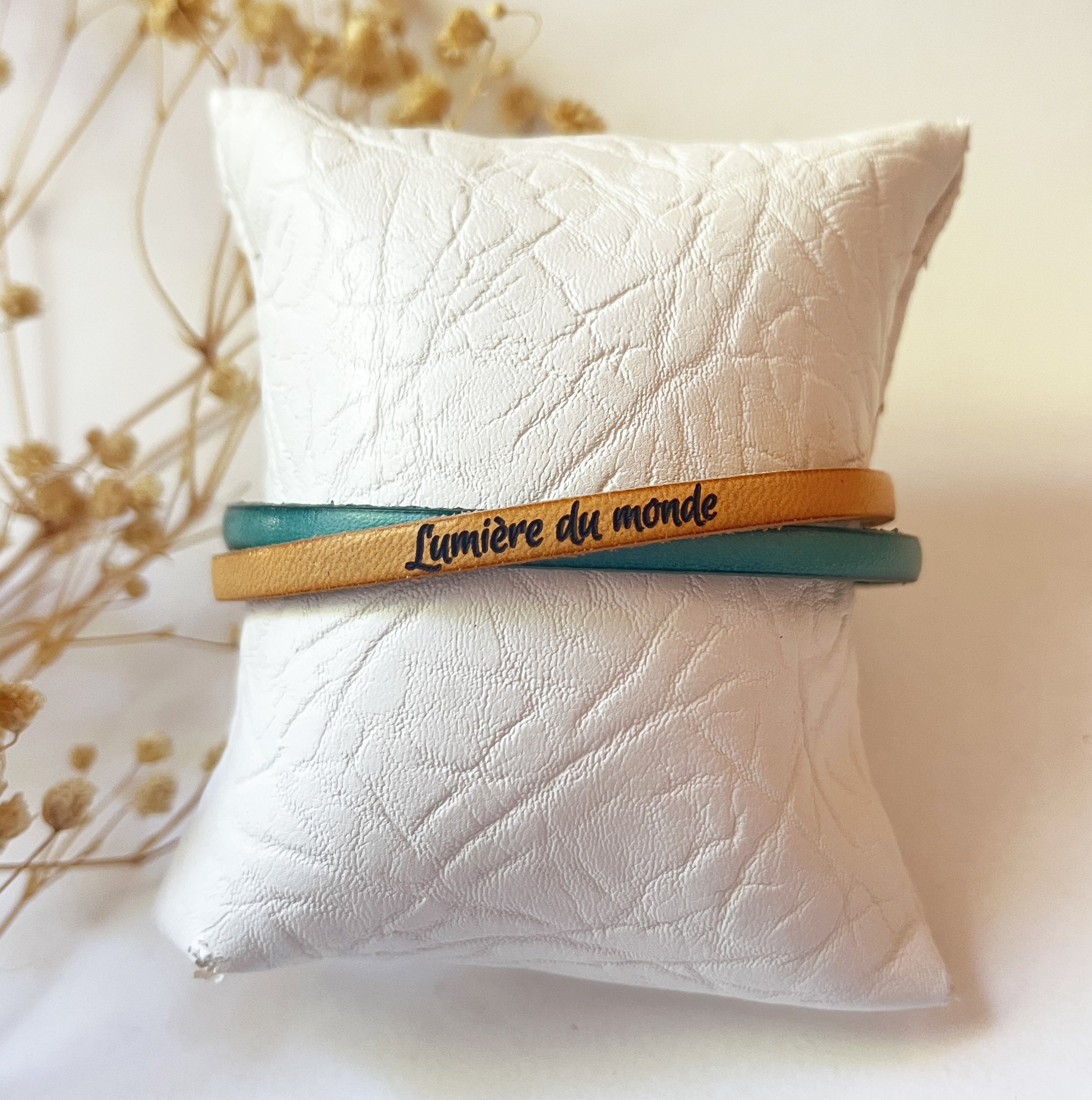 bracelet chrétien en cuirs croisés gravé Lumière du monde