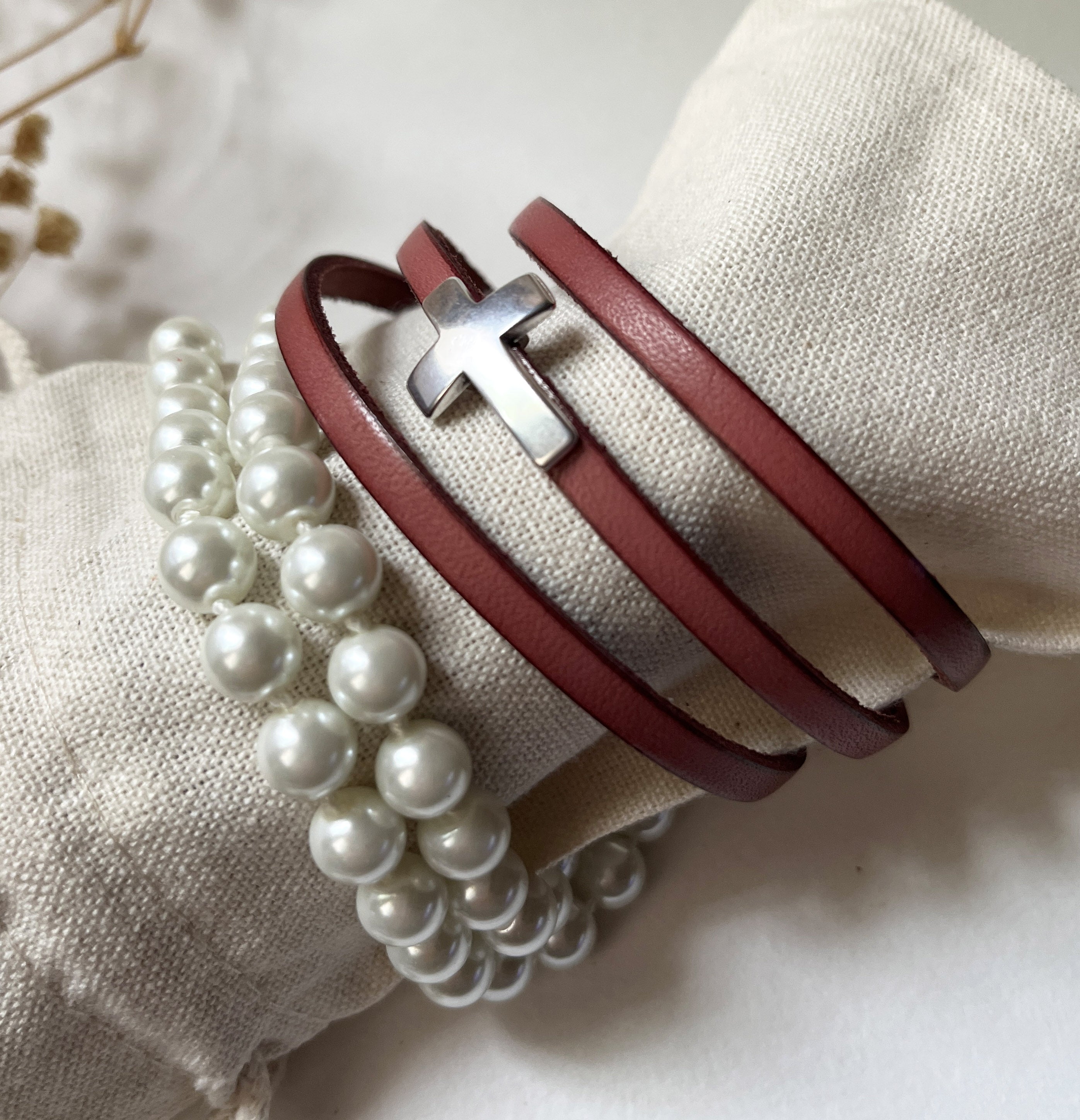 Bracelet chrétien avec croix sur cuir multi-tour à personnaliser par gravure