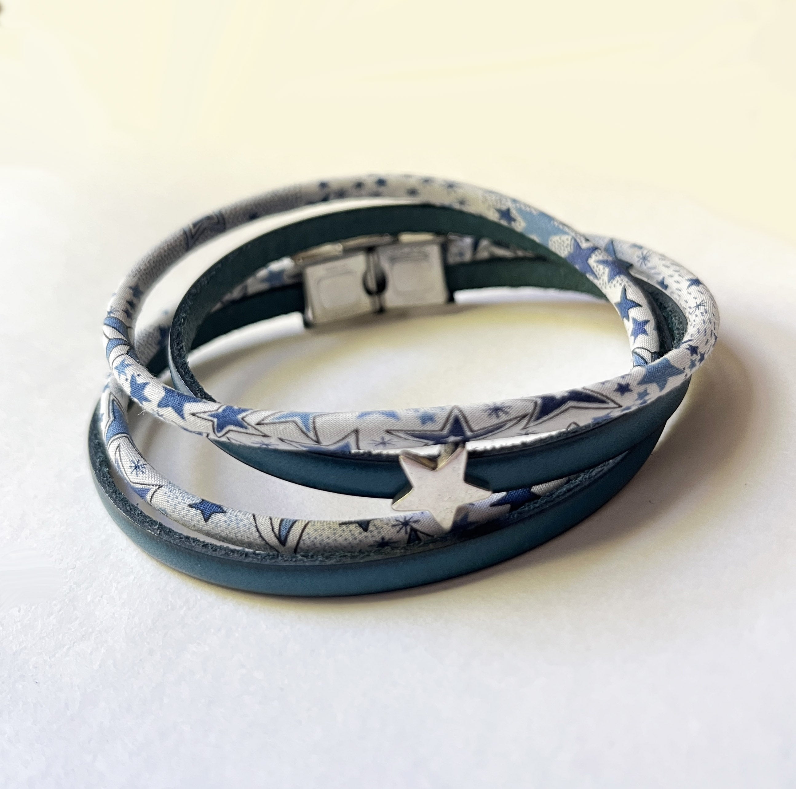 Bracelet double tour cuir et Liberty Etoiles blanc et bleu