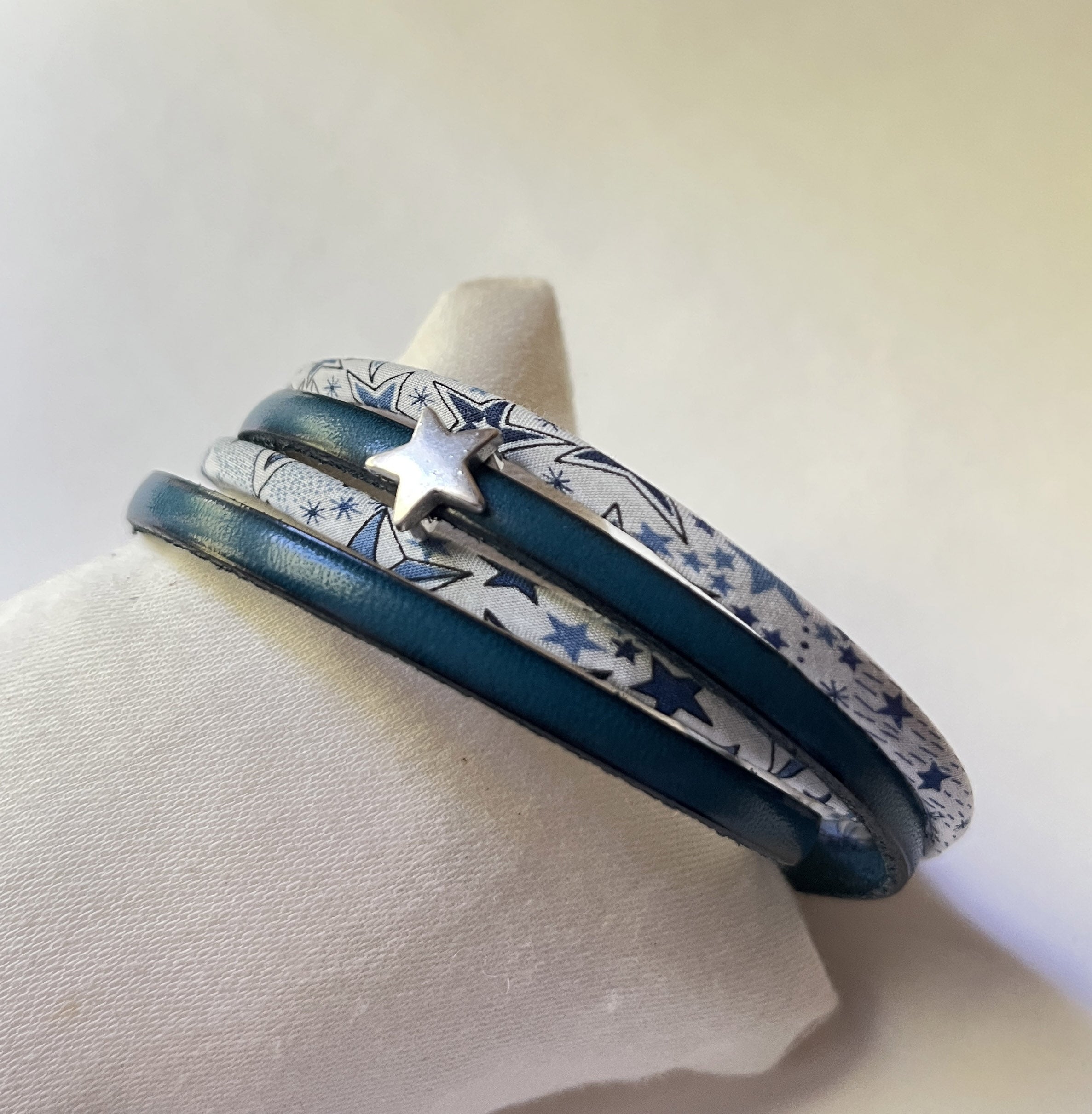 Bracelet double tour cuir et Liberty Etoiles blanc et bleu