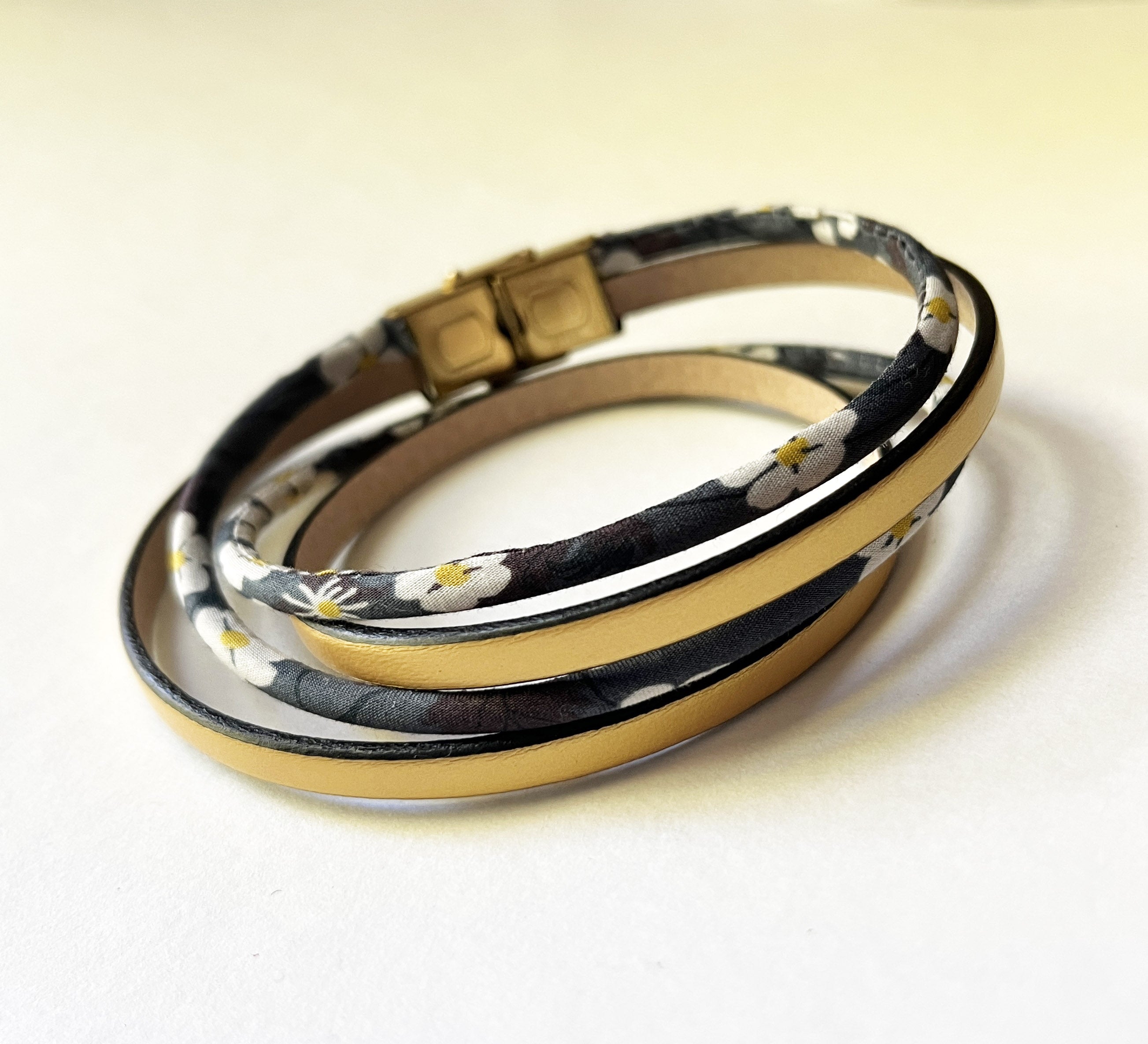 Bracelet double tour cuir doré à personnaliser et Liberty fleuri