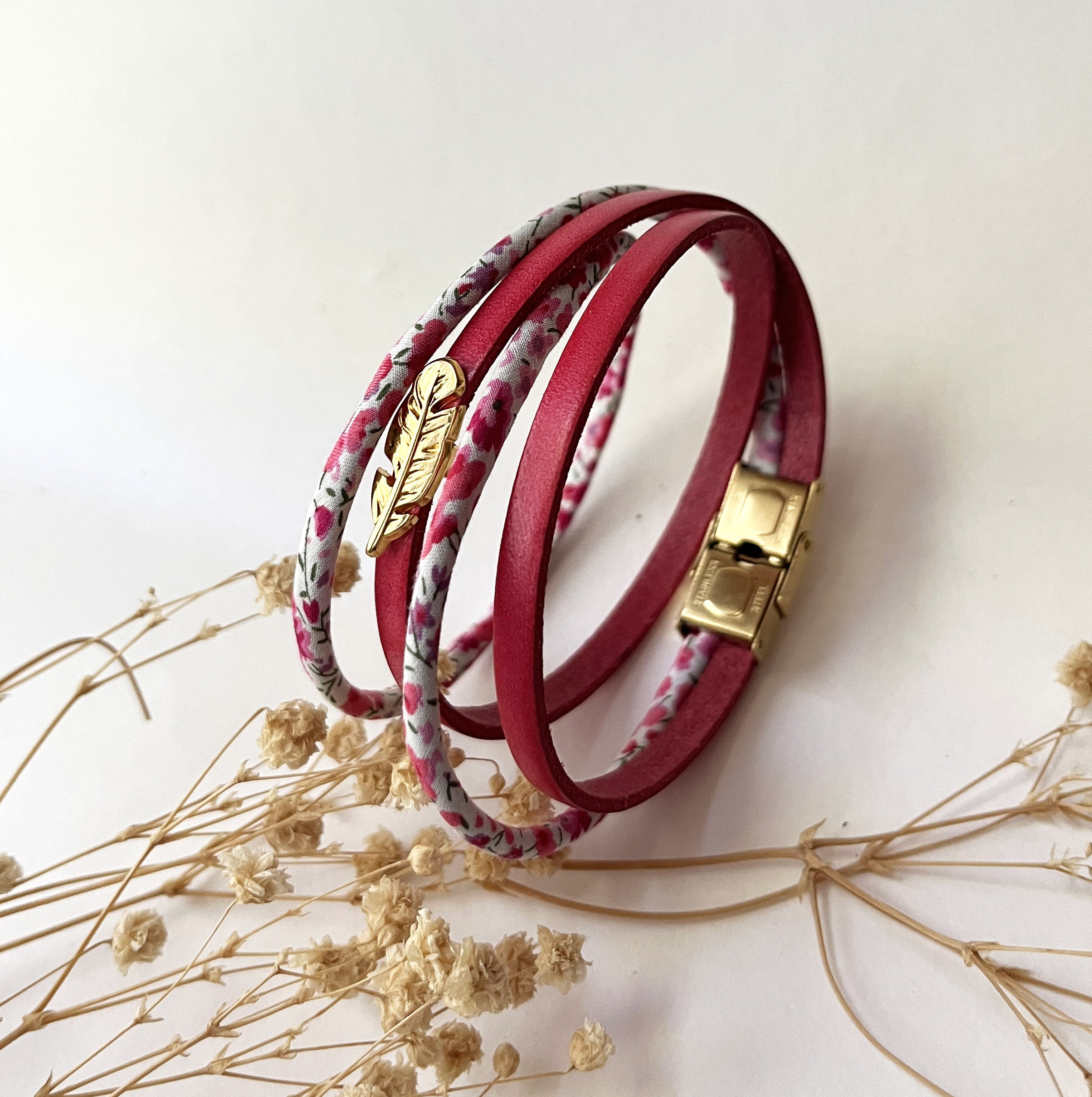bracelet femme Liberty et cuir rose fraise au passant plume et fermoir doré