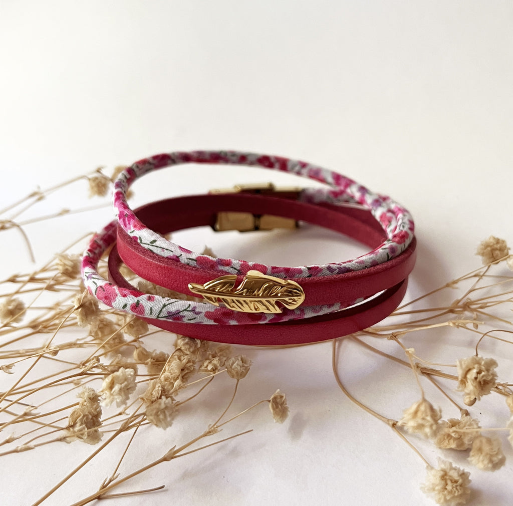 bracelet fille bohème double cuir et tissu Liberty et cuir rose fraise au fermoir doré