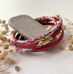 bracelet muli cuirs cordon Liberty rose et cuir décoré d'une plume dorée