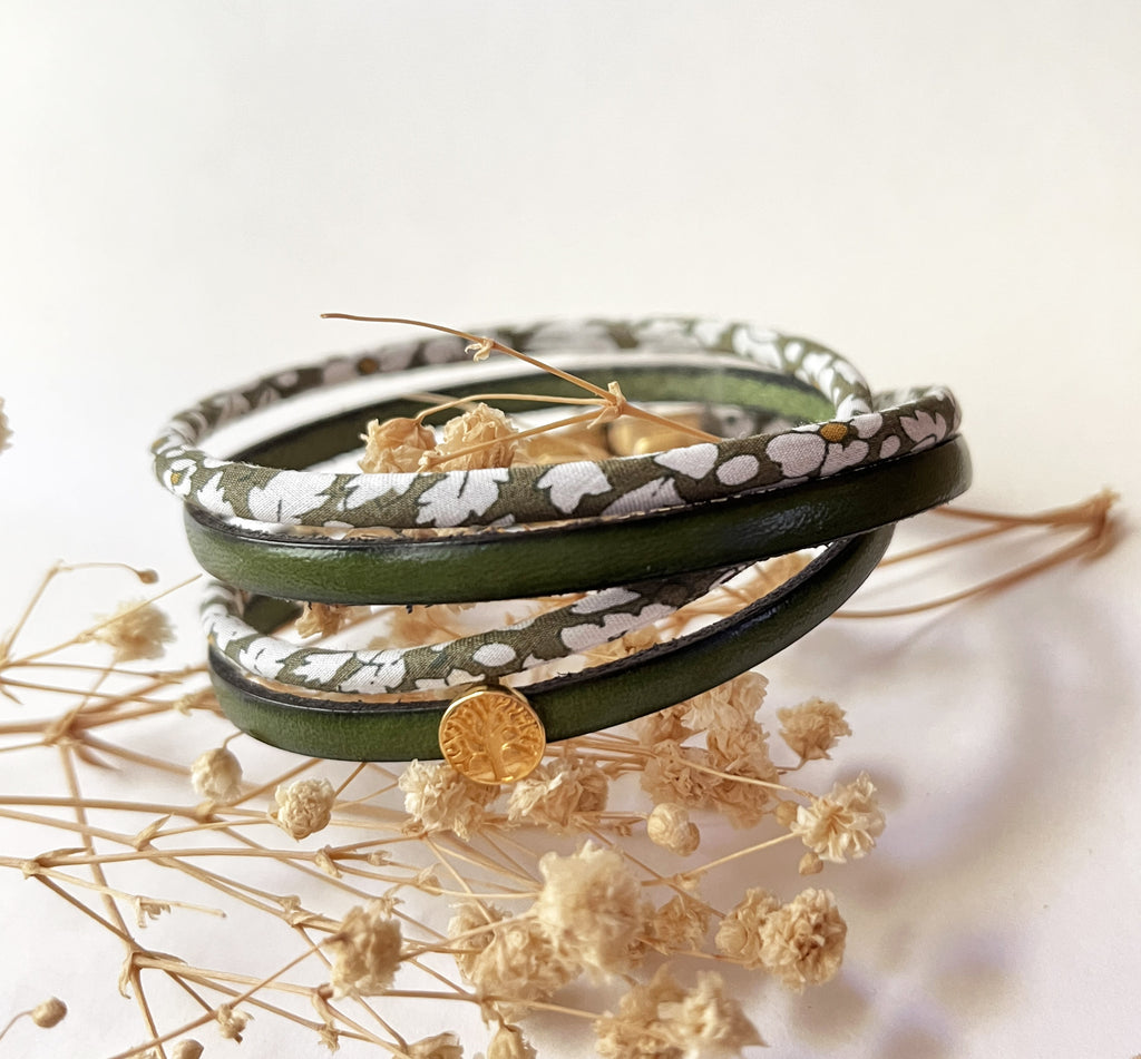 bracelet liberty et cuir vert, charme cabochon doré arbre de vie