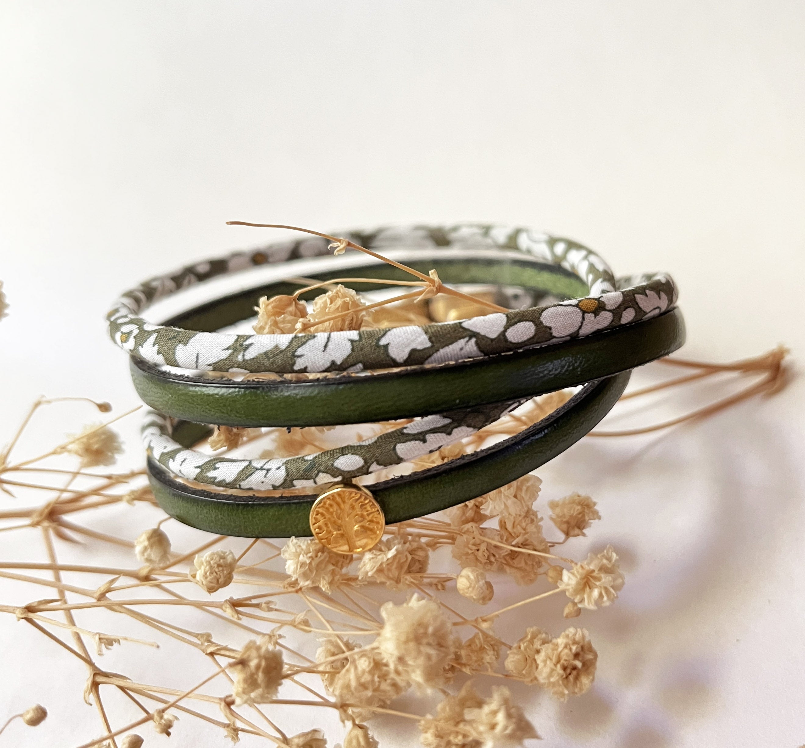 bracelet liberty et cuir vert, charme cabochon doré arbre de vie