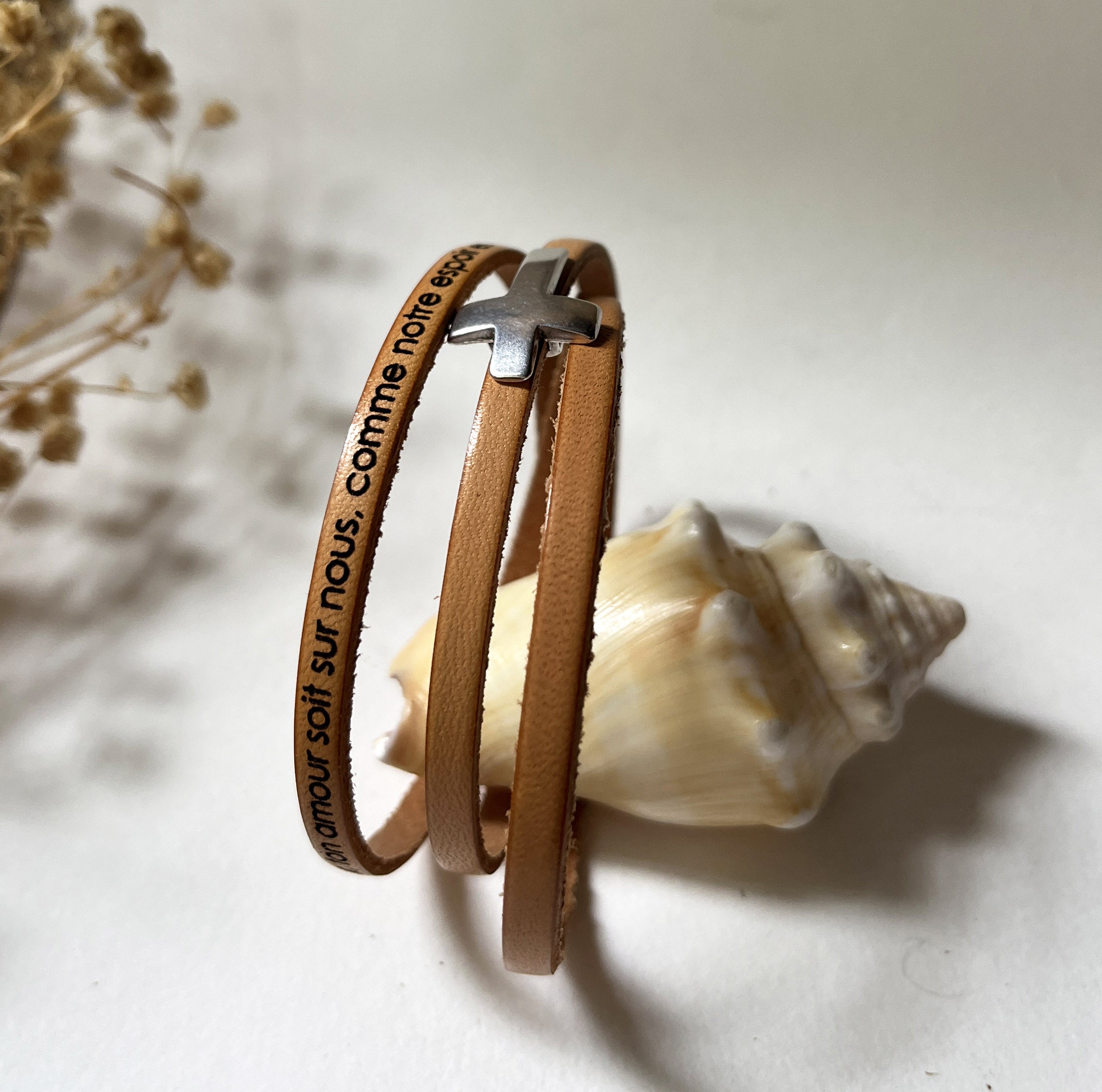 bracelet chrétien verset biblique gravé avec croix en breloque