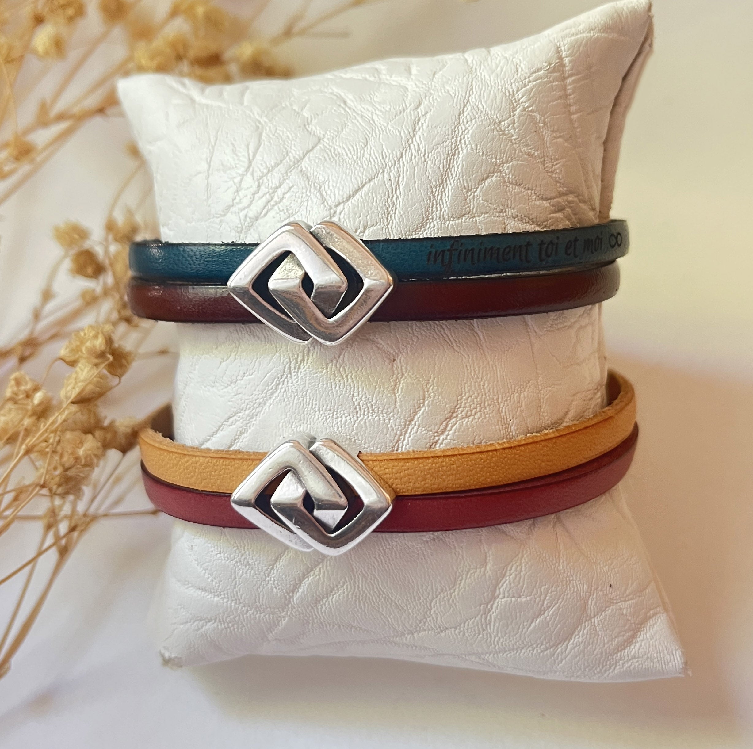 Bracelet double cuir décoré d'un poussoir argenté aux 2 losanges entrelacés