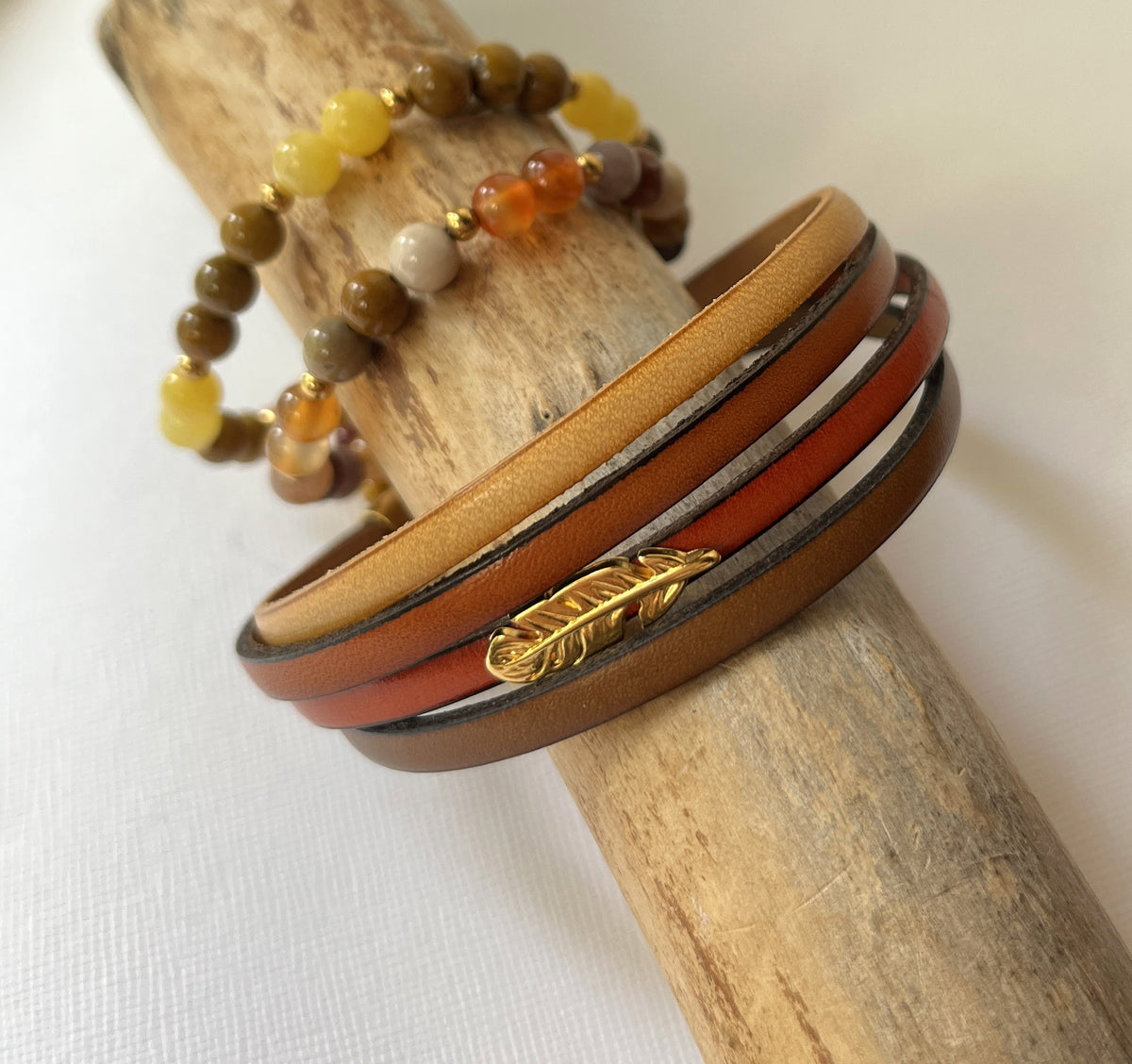 bracelet multi cuirs couleurs automne pour femme charme doré plume
