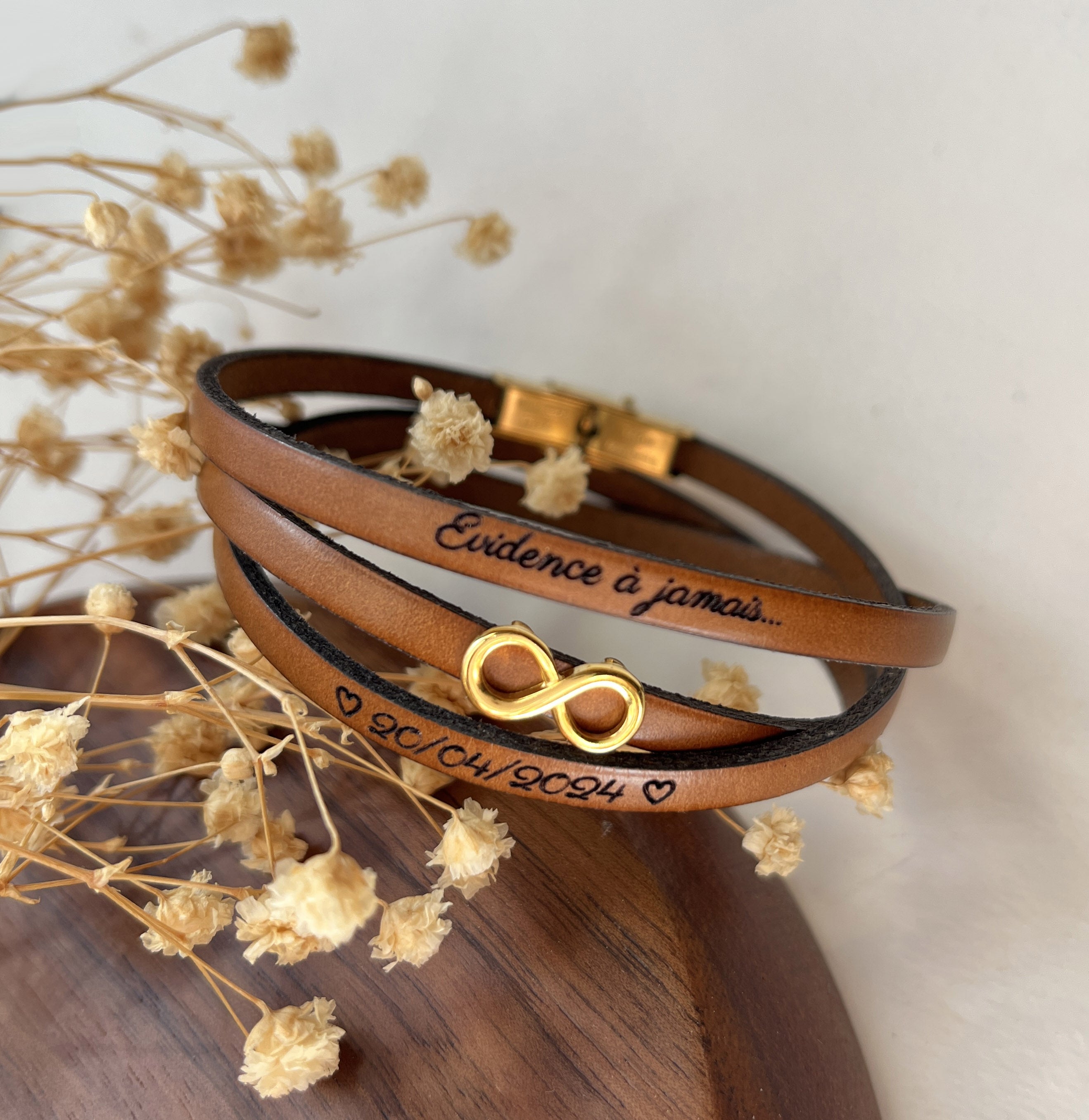 bracelet femme cuir gravé message d'amour ou parole biblique avec charme doré