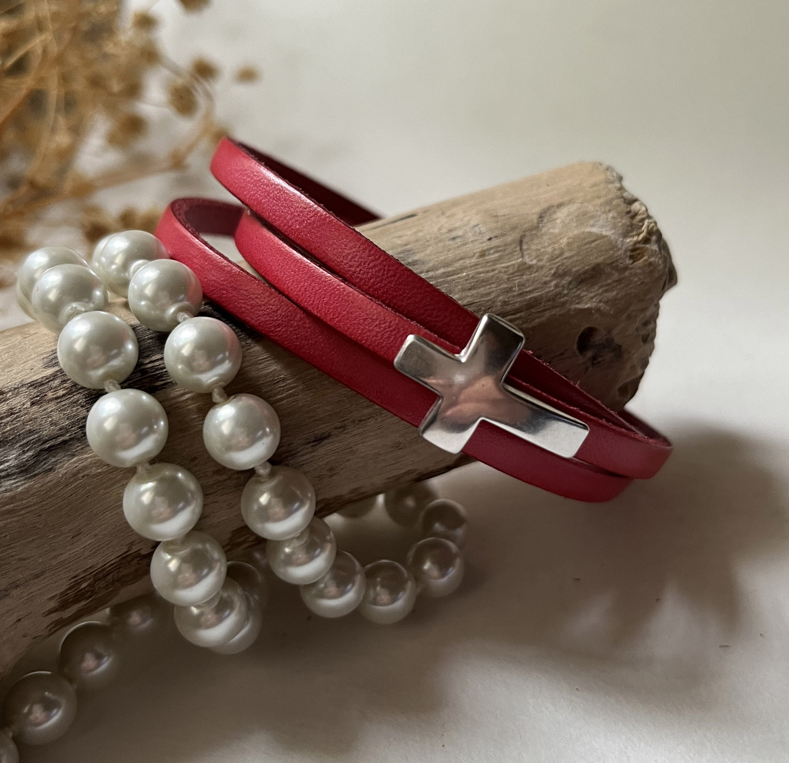 Bracelet chrétien avec croix sur cuir multi-tour à personnaliser par gravure